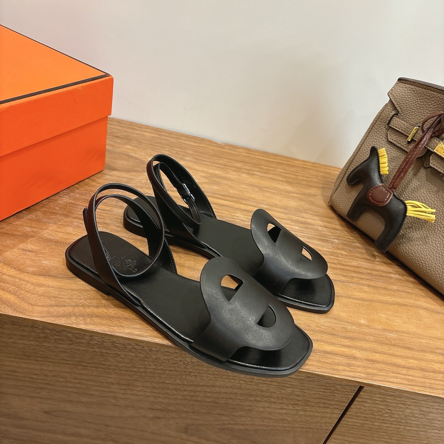 HM 26ss Flat Sandal  Black Calfskin 638412