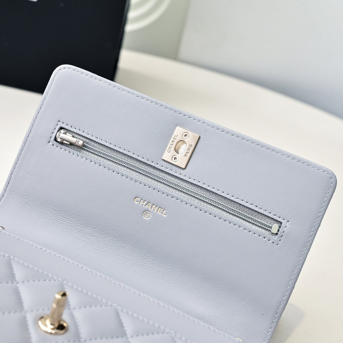 CC 24K Woc Top Handle 19cm Light Grey Lambskin Light Gold Hardware
