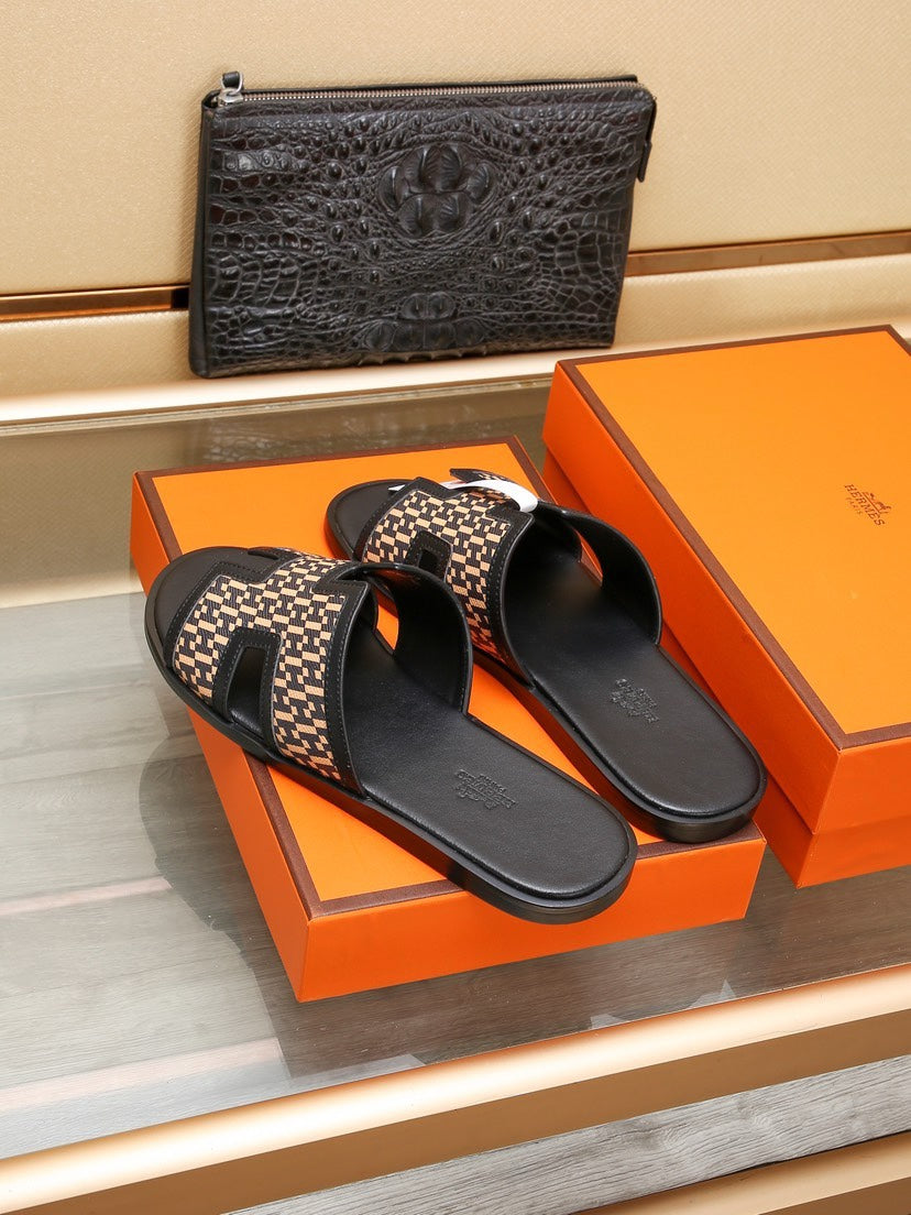 HM ORAN SANDAL BLACK AND PEACHY LAMBSKIN