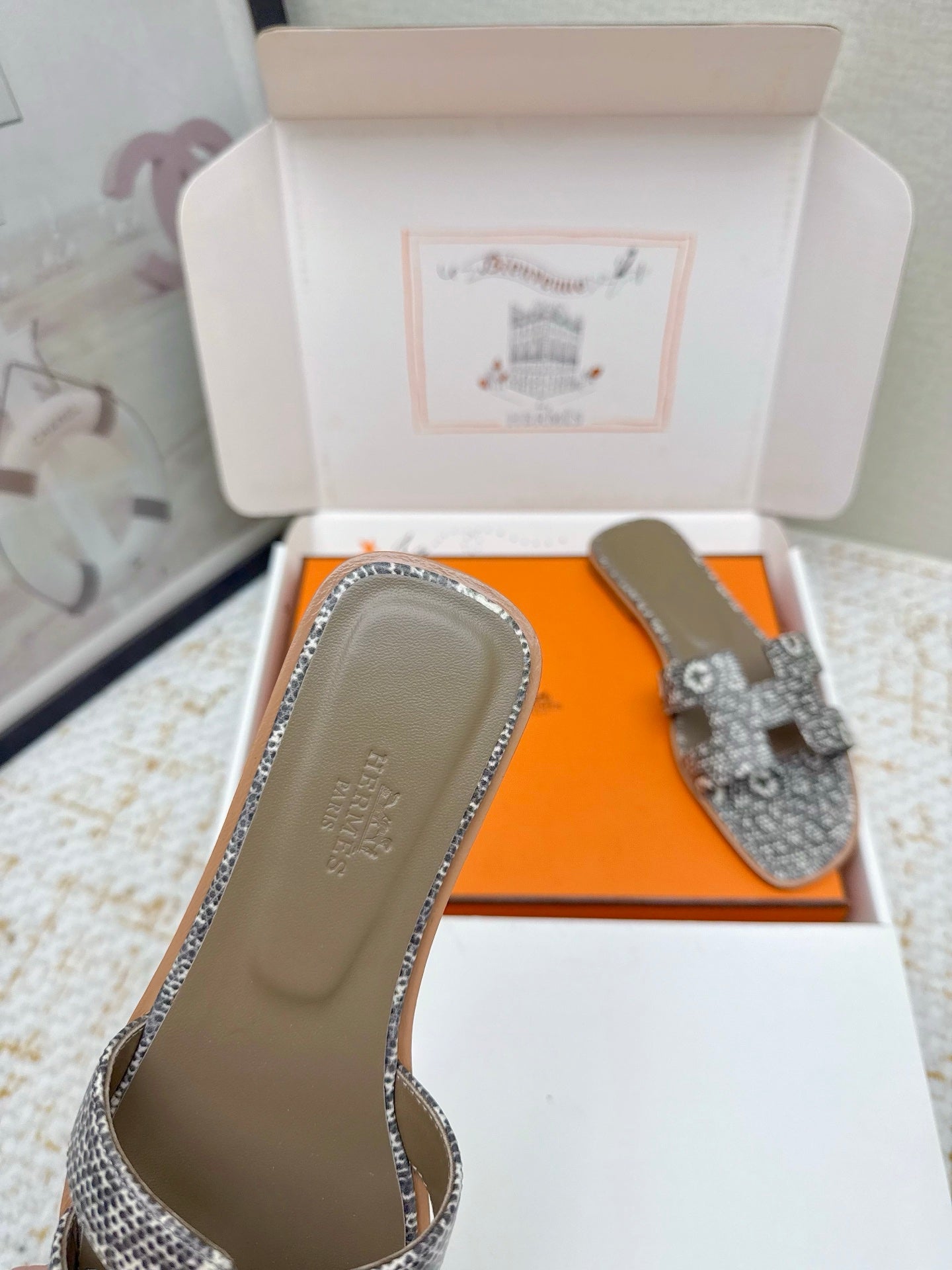 HM 26ss Oran Sandals Taupe Gray White Cowhide 625037