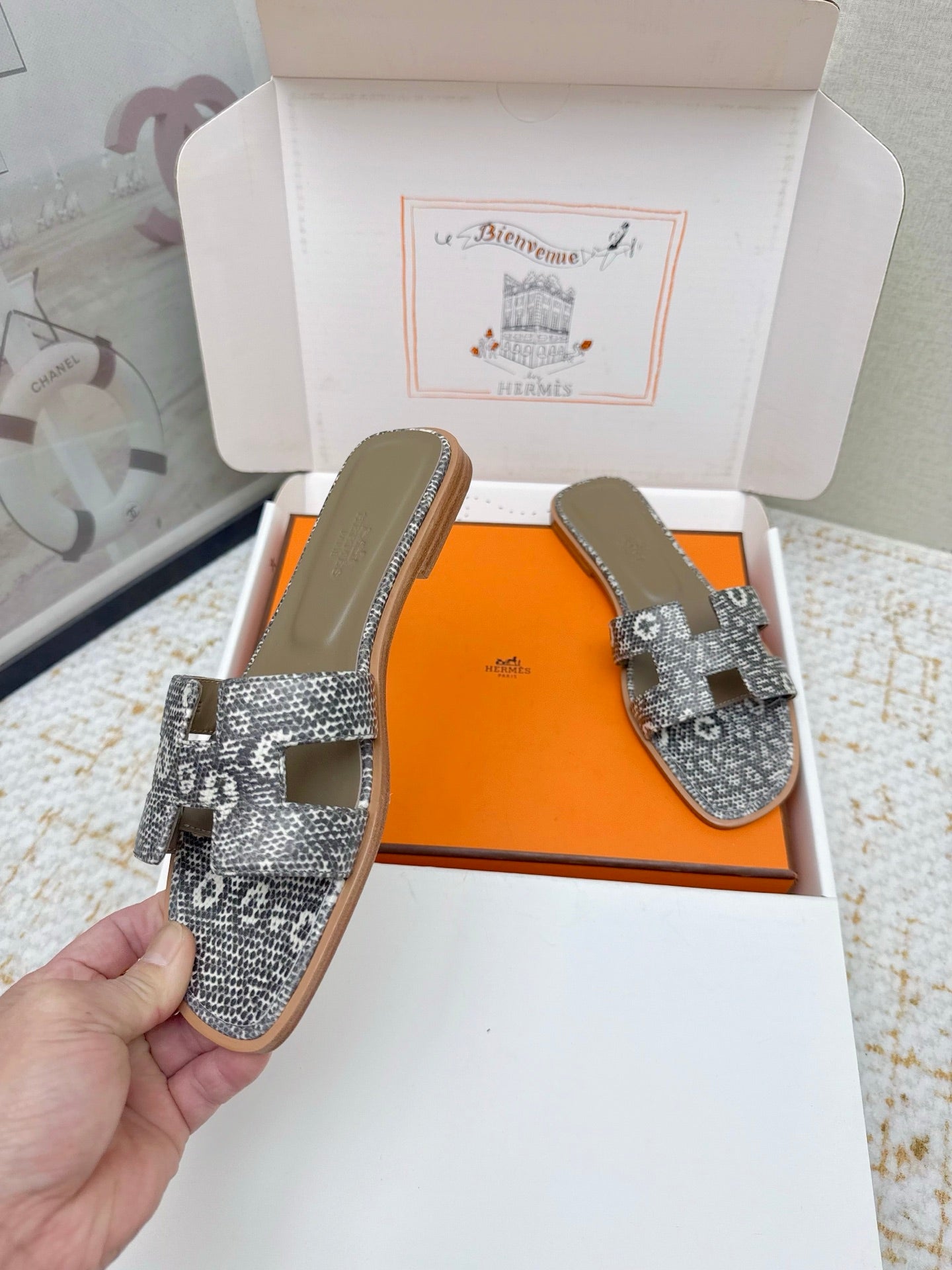 HM 26ss Oran Sandals Taupe Gray White Cowhide 625037