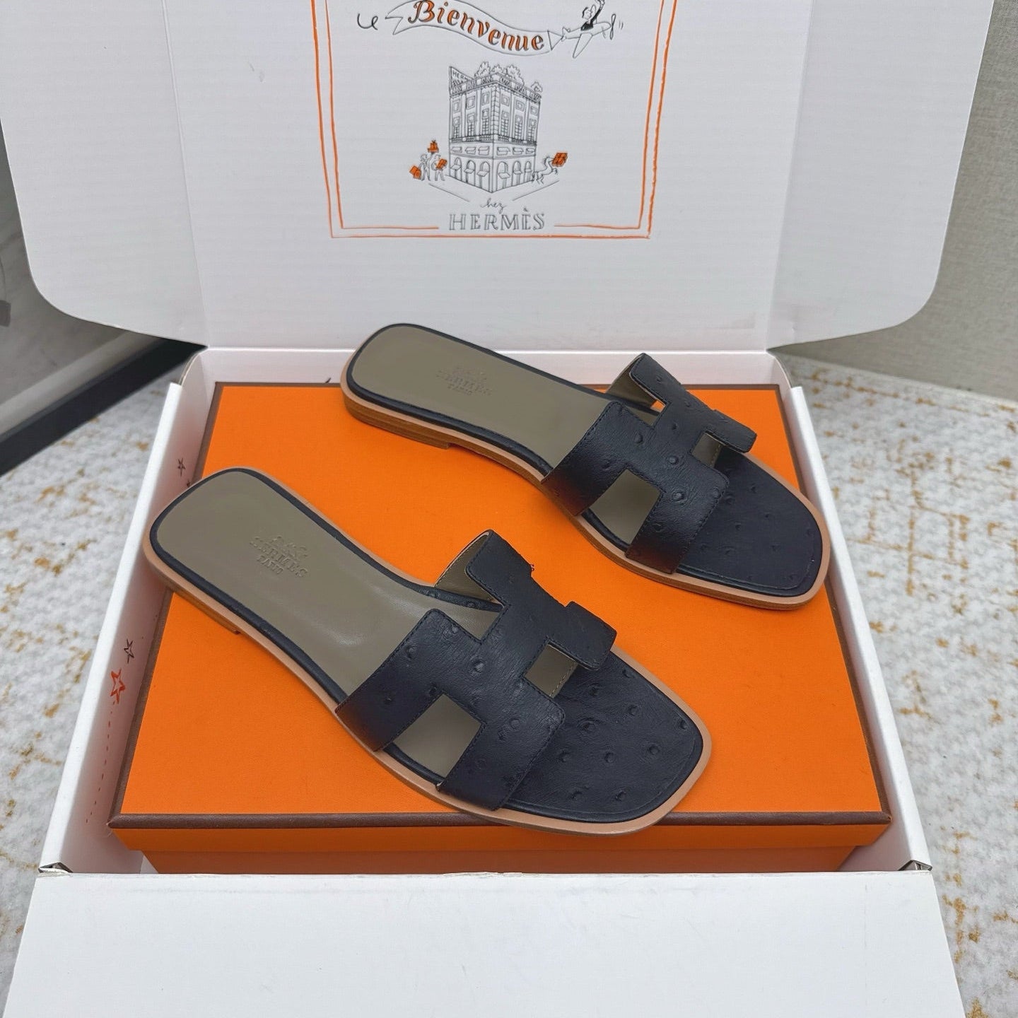 HM 26ss Oran Sandals Taupe Navy Blue Ostrich Leather 625089