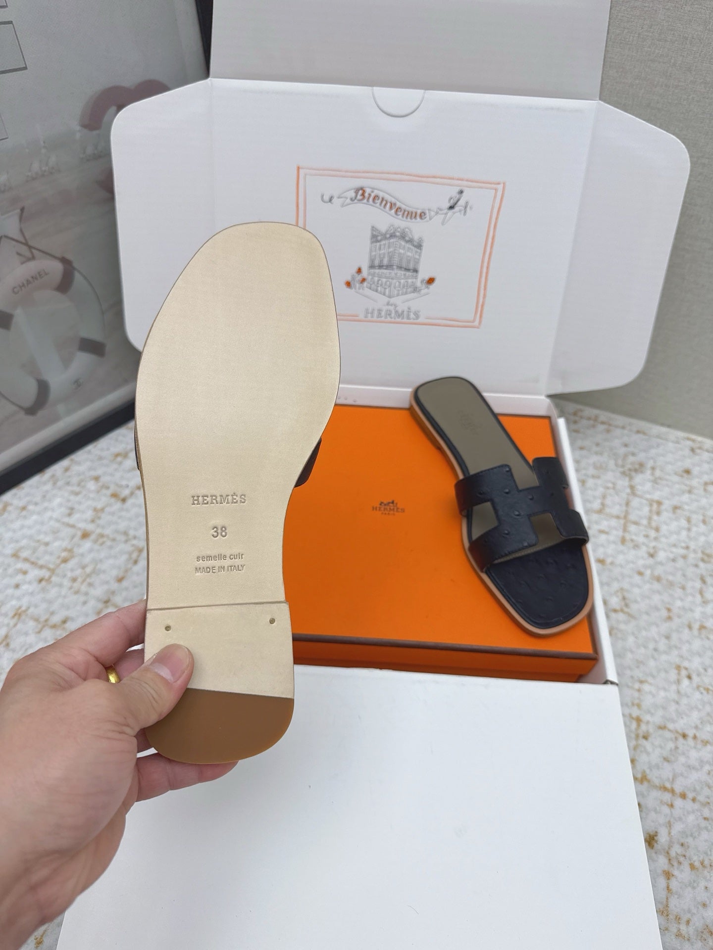 HM 26ss Oran Sandals Taupe Navy Blue Ostrich Leather 625089