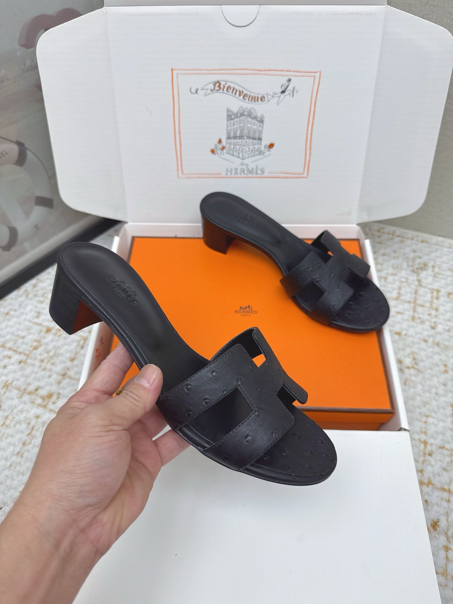 HM 26ss Oran Sandals 50 Black Ostrich Leather 625122