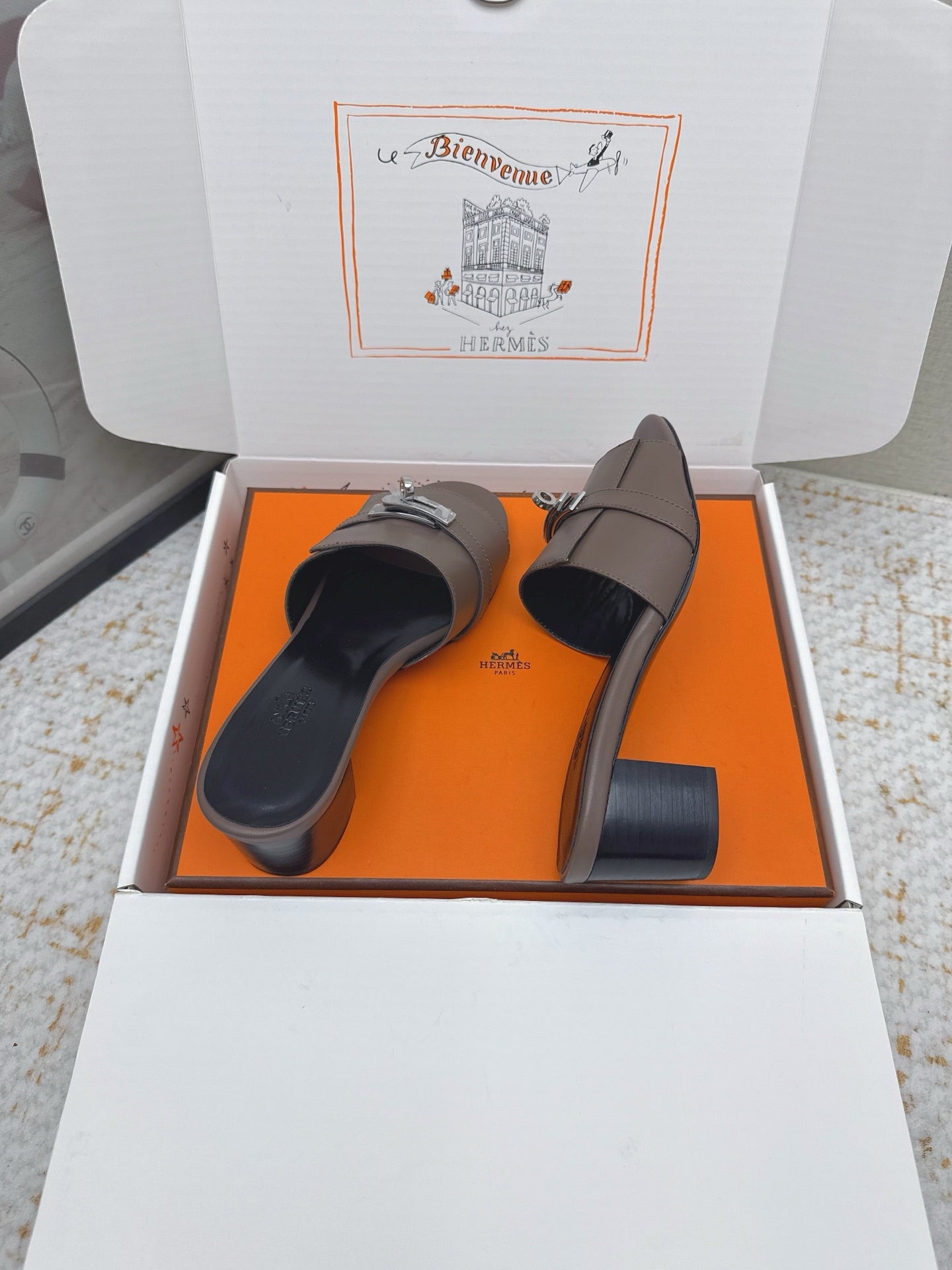 HM 26ss Oasis Sandals 50 Dark Taupe Sheepskin Sliver Buckle 625168