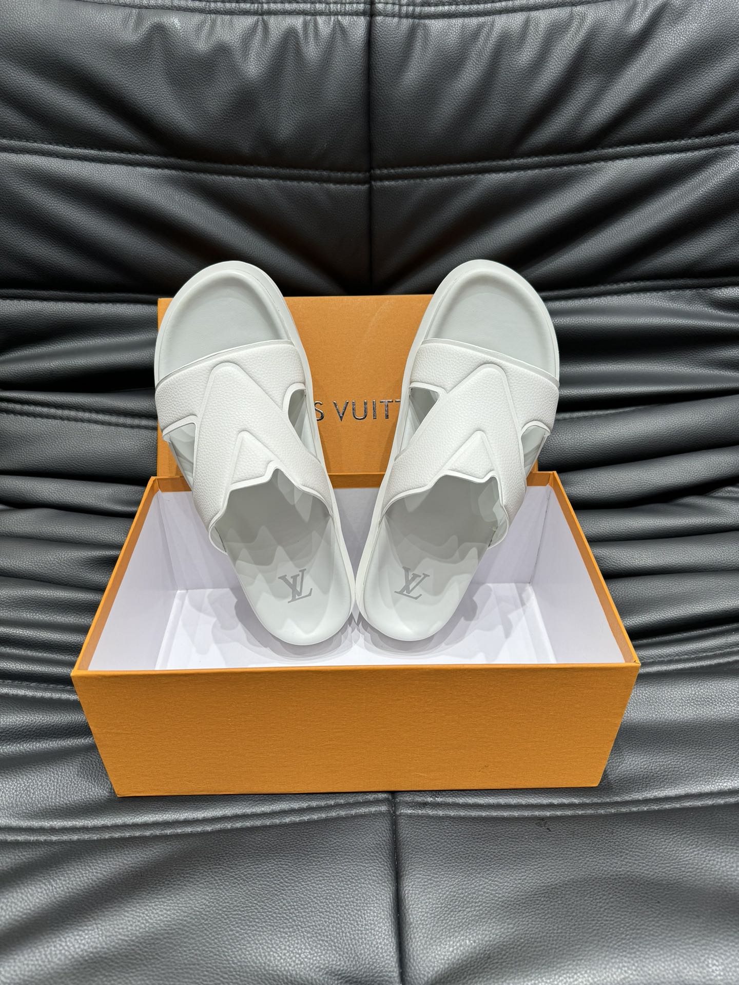 LV OASIS MULE IN WHITE CALFSKIN