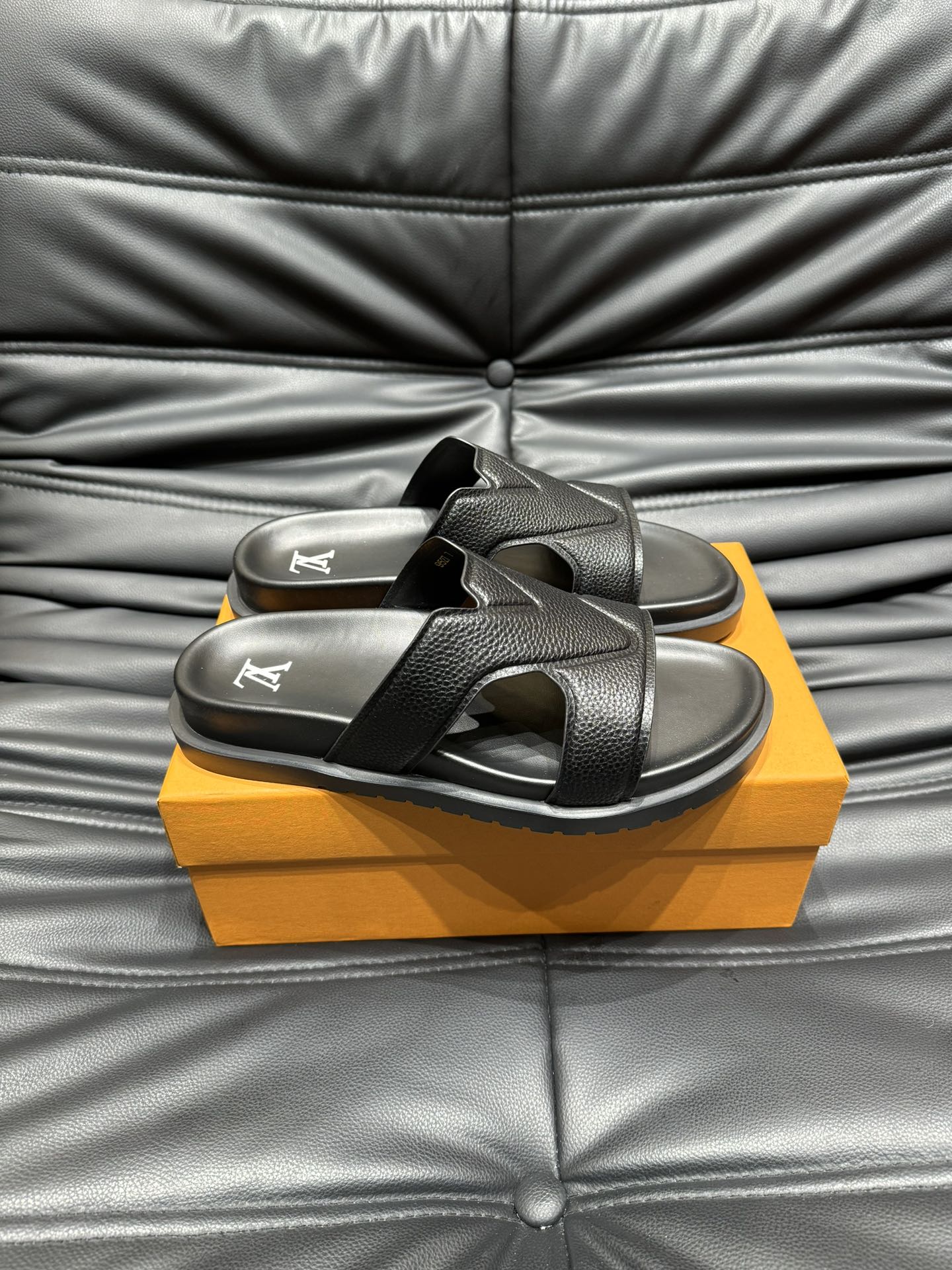 LV OASIS MULE IN BLACK CALFSKIN