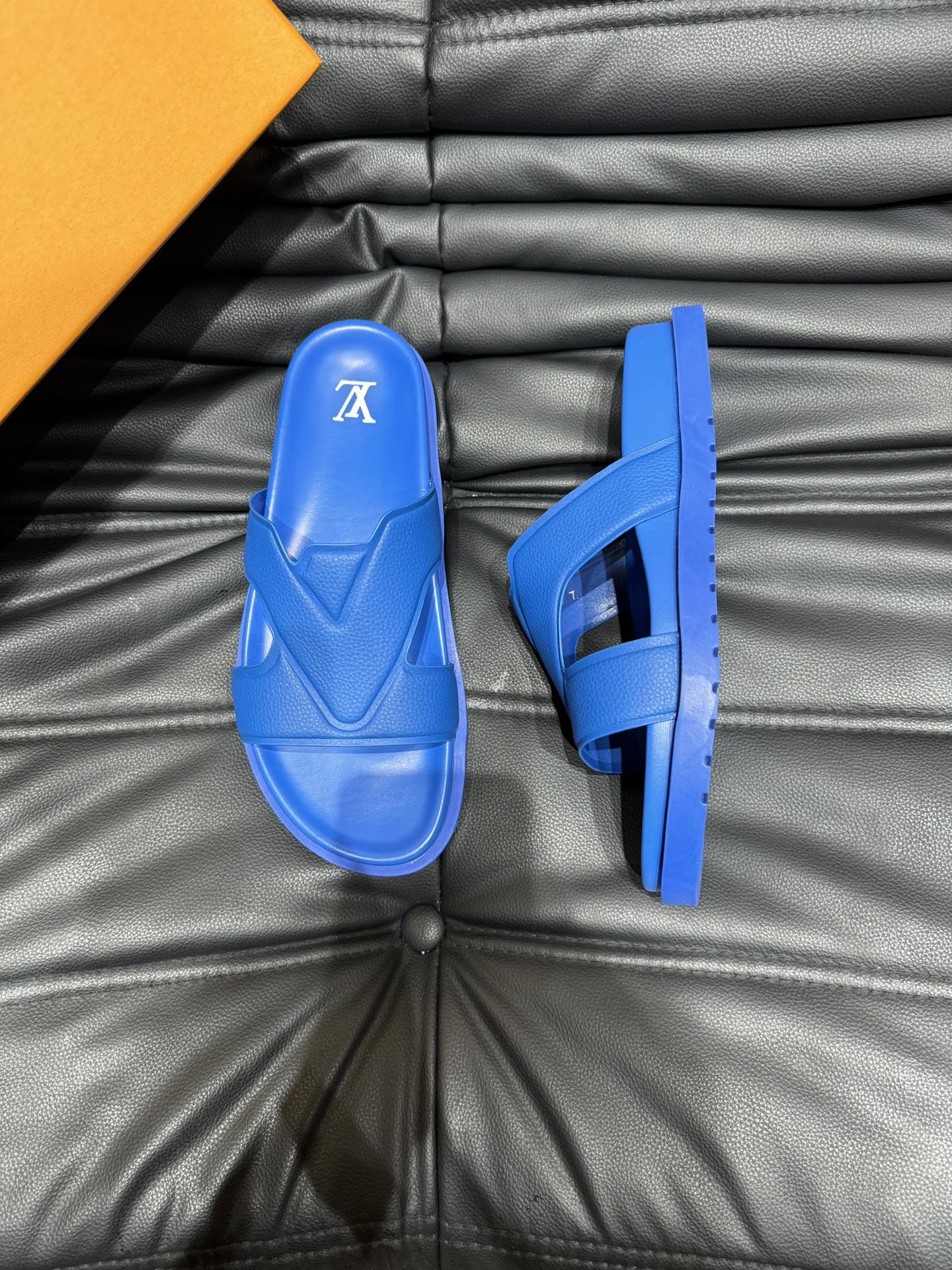 LV OASIS MULE IN COBALT BLUE CALFSKIN