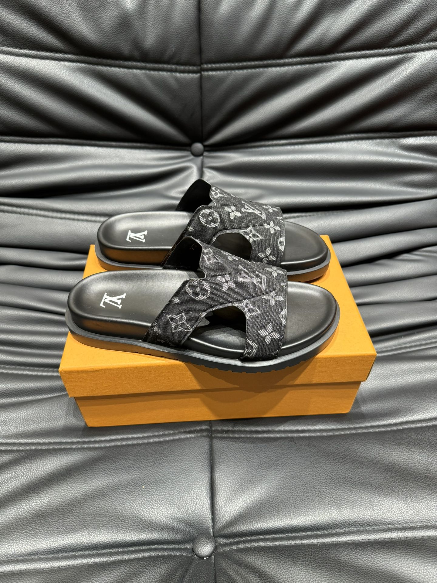 LV OASIS MULE IN BLACK MONOGRAM JACQUARD