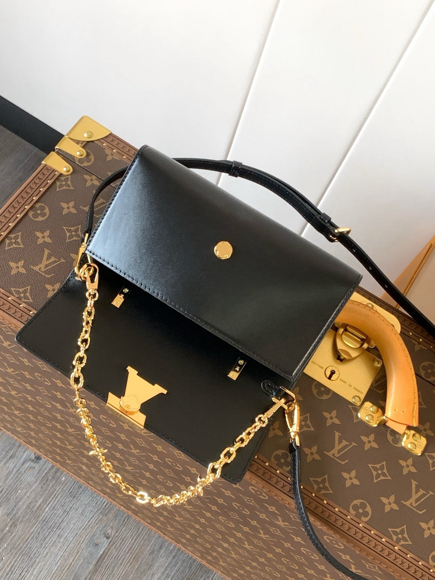 Wallet On Chain Capucines handbag Black Cowhide 250406