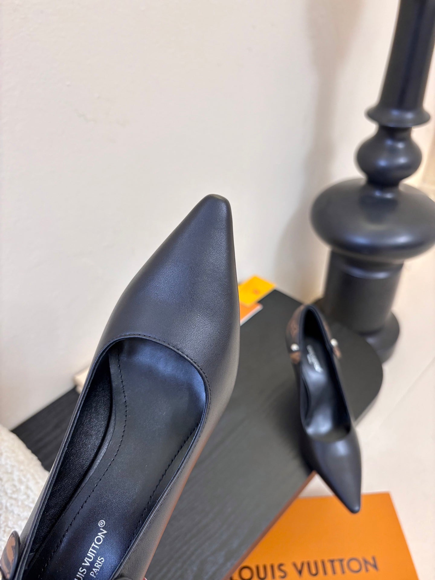 LV 26ss High Heeled Pump 90 Black Sheepskin 627235