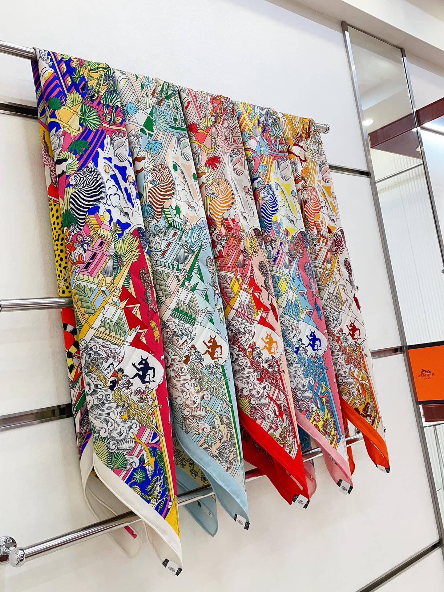 Animapolis Scarf Limited Edition 140 CM In Colorful Cashmere And Silk 306572