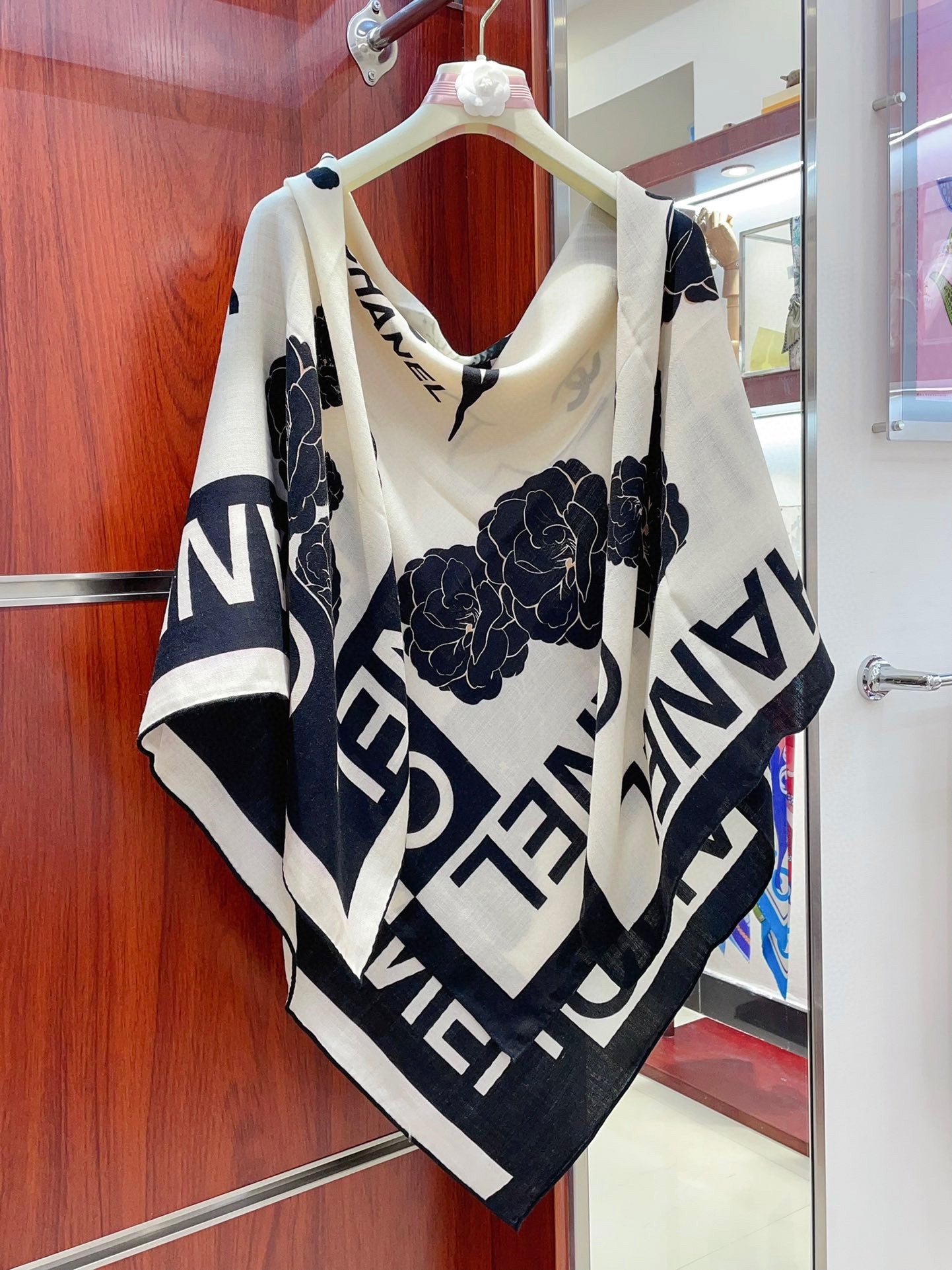 CC Square Scarf 140 CM In White Mix Black Cashmere Silk 389993