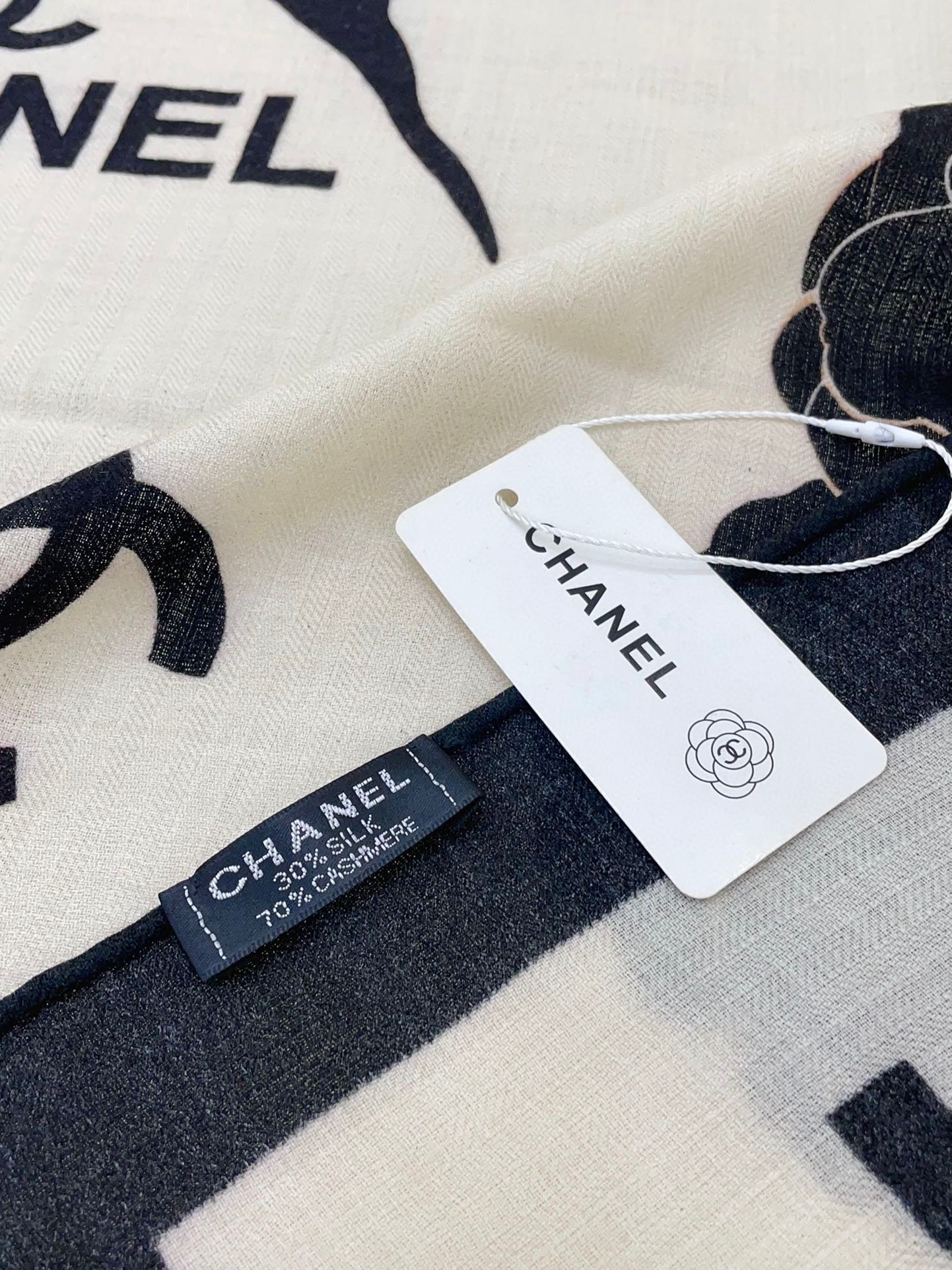 CC Square Scarf 140 CM In White Mix Black Cashmere Silk 389993