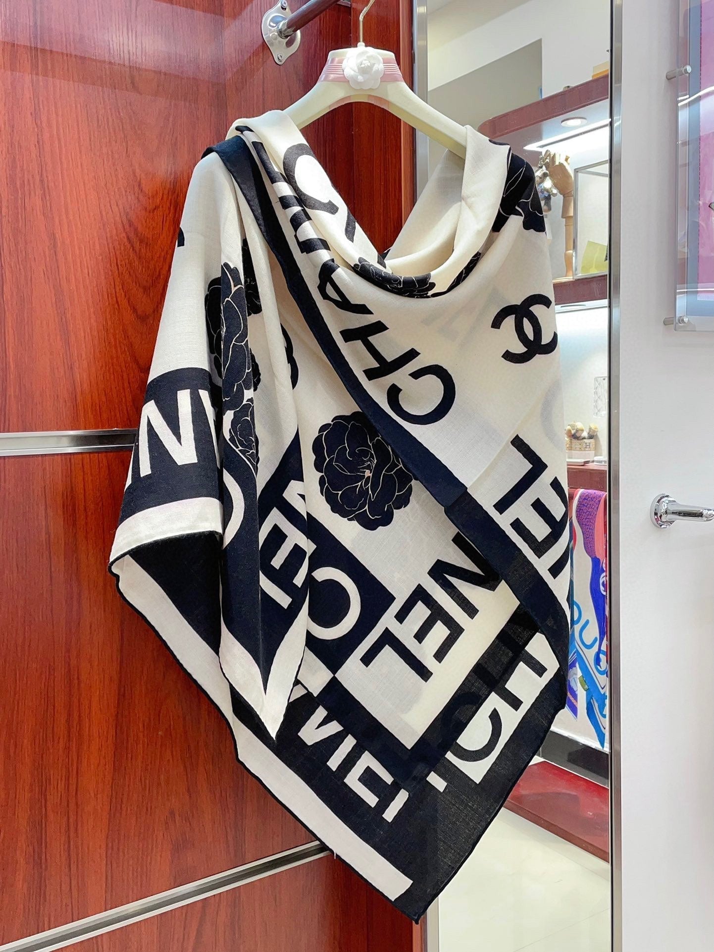 CC Square Scarf 140 CM In White Mix Black Cashmere Silk 389993