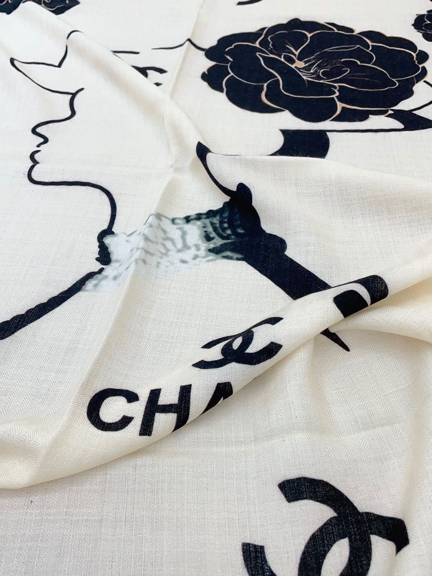 CC Square Scarf 140 CM In White Mix Black Cashmere Silk 389993