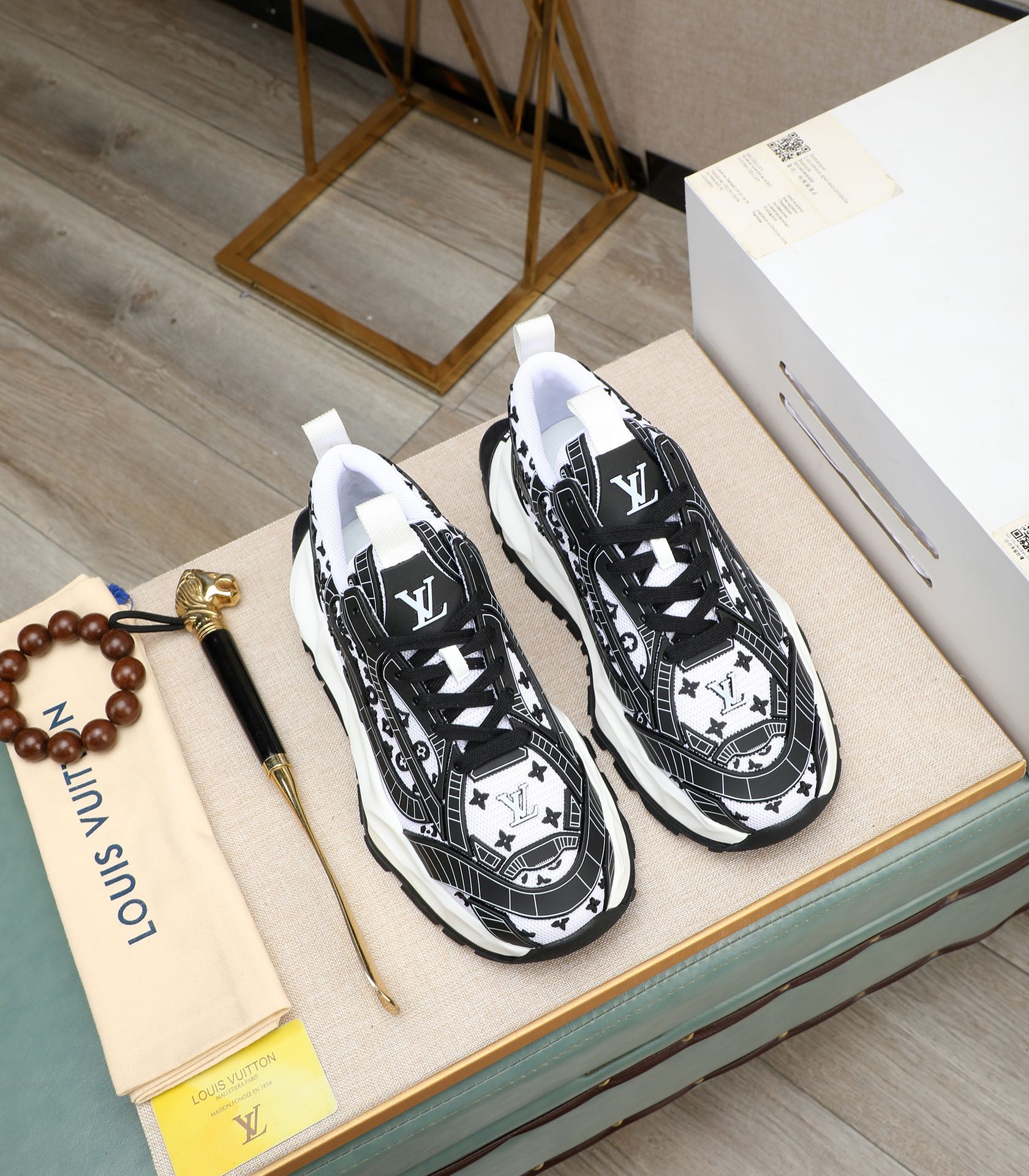 LV TRAINER WHITE MIX BLACK CALFSKIN AND BREATHABLE MESH