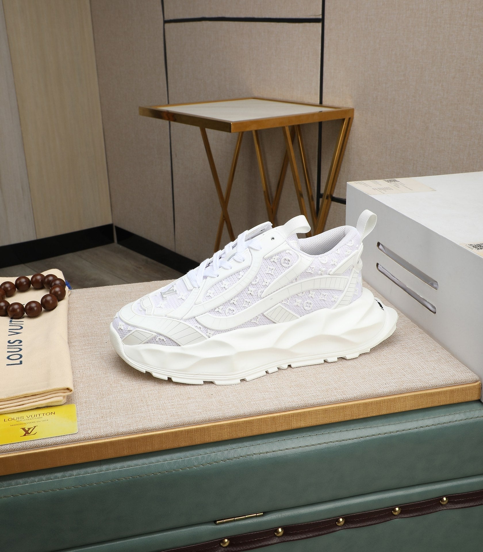 LV TRAINER IN WHITE CALFSKIN AND BREATHABLE MESH