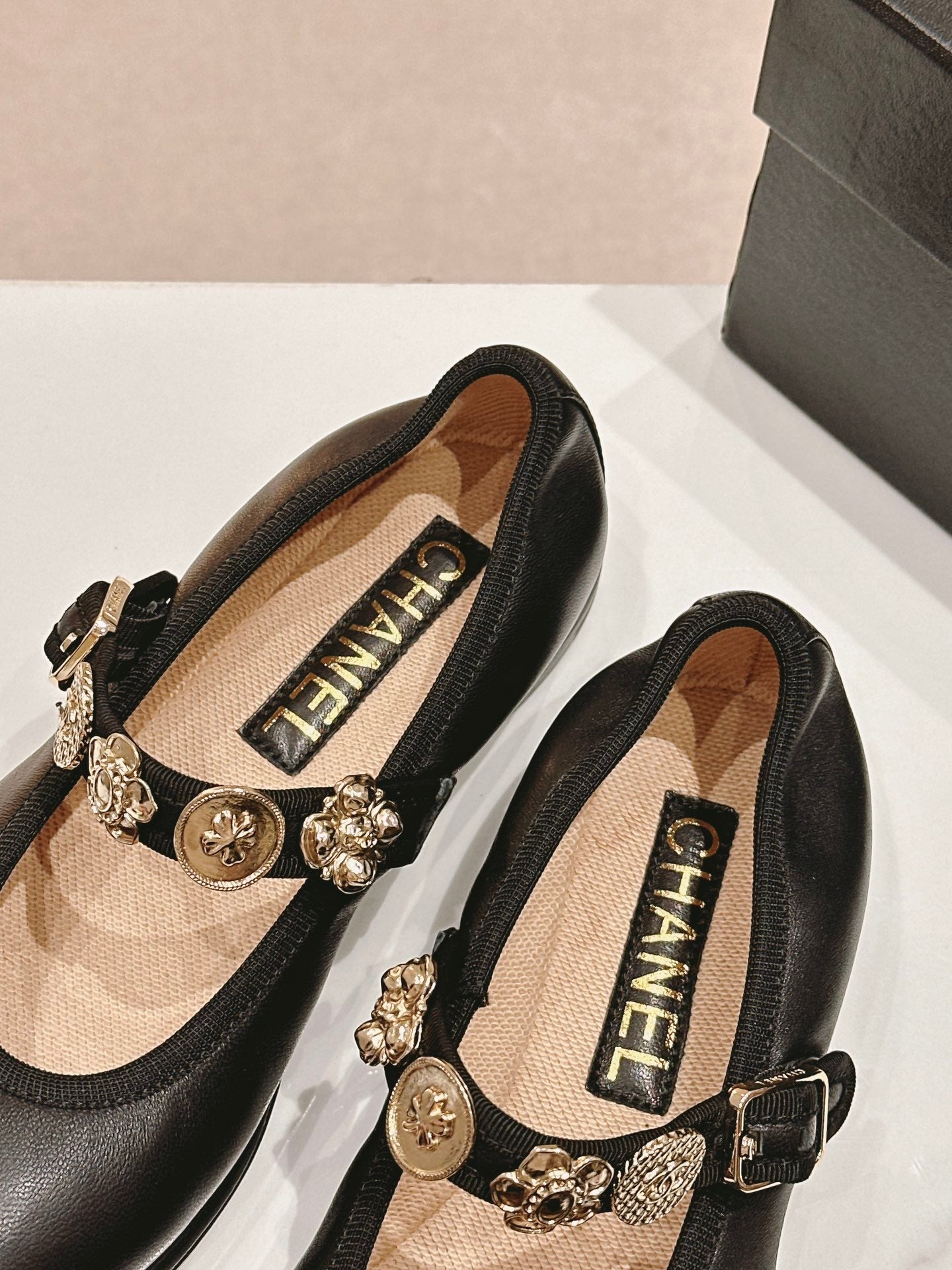 CC MARY JANES BLACK CALFSKIN LIGHT GOLD METALIC