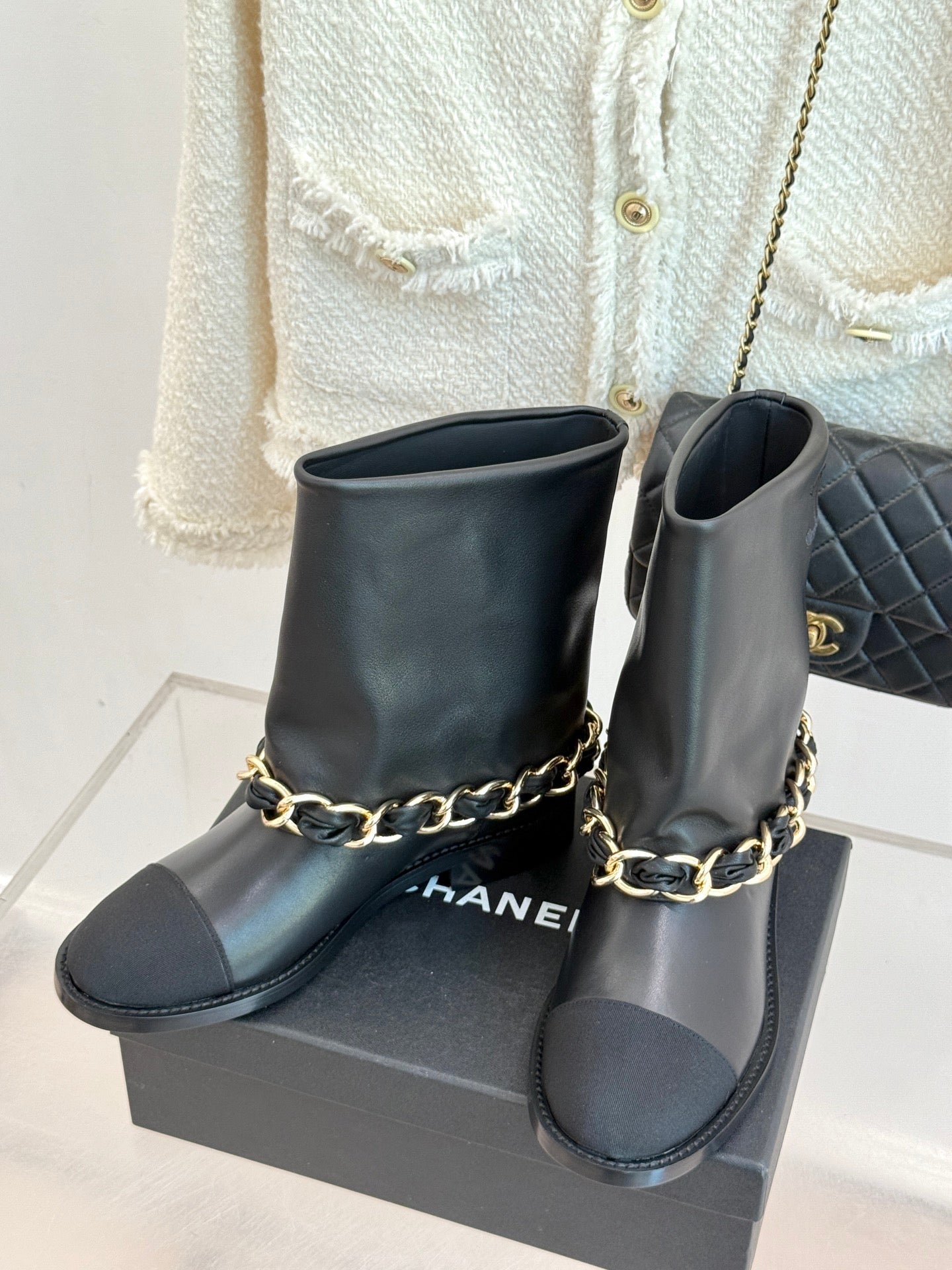 Chanel 25 Large Chain Flat-solved Boot Black Lambskin 465422
