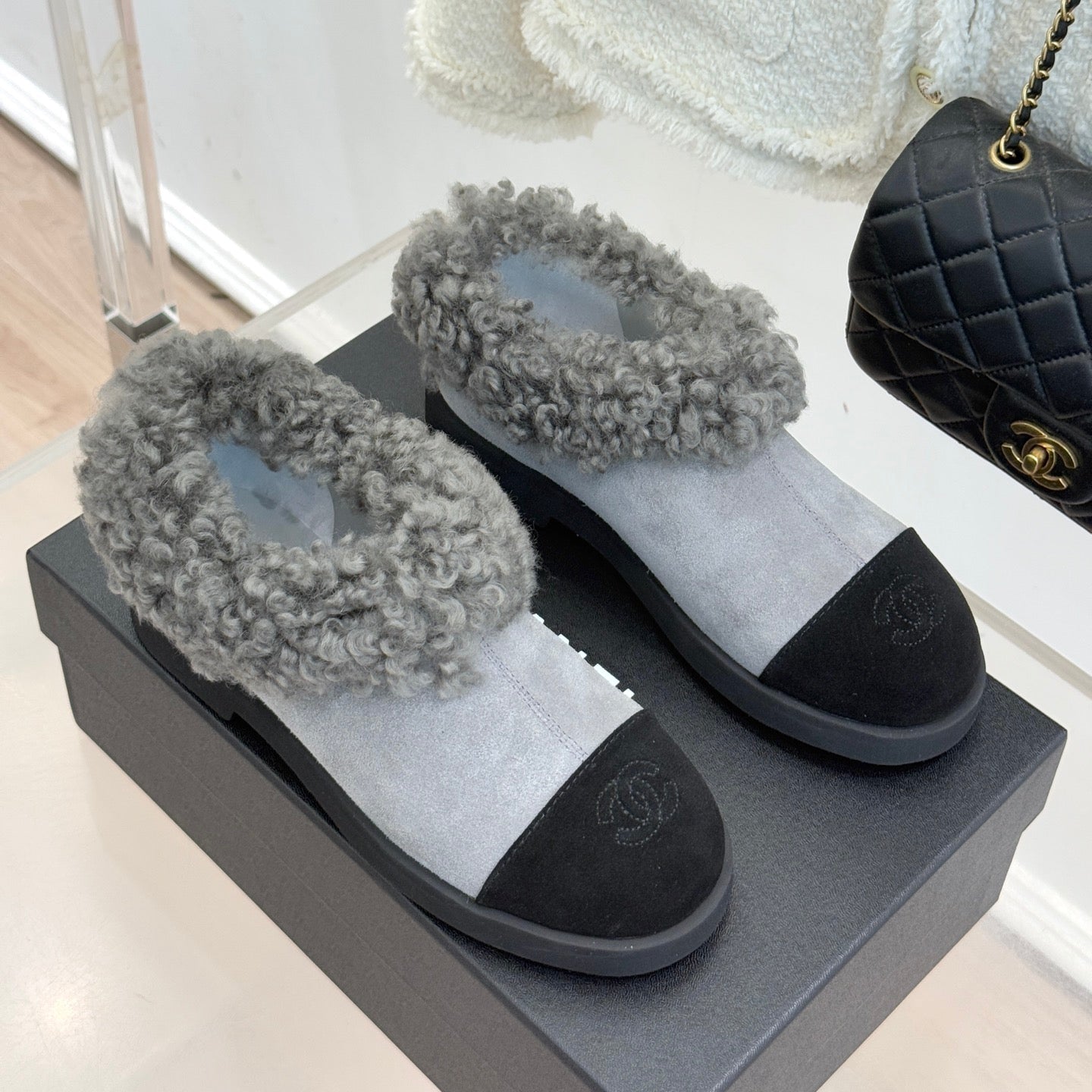 CC 25s  Furry Snow Boots Gray Black Suede Wool 512062