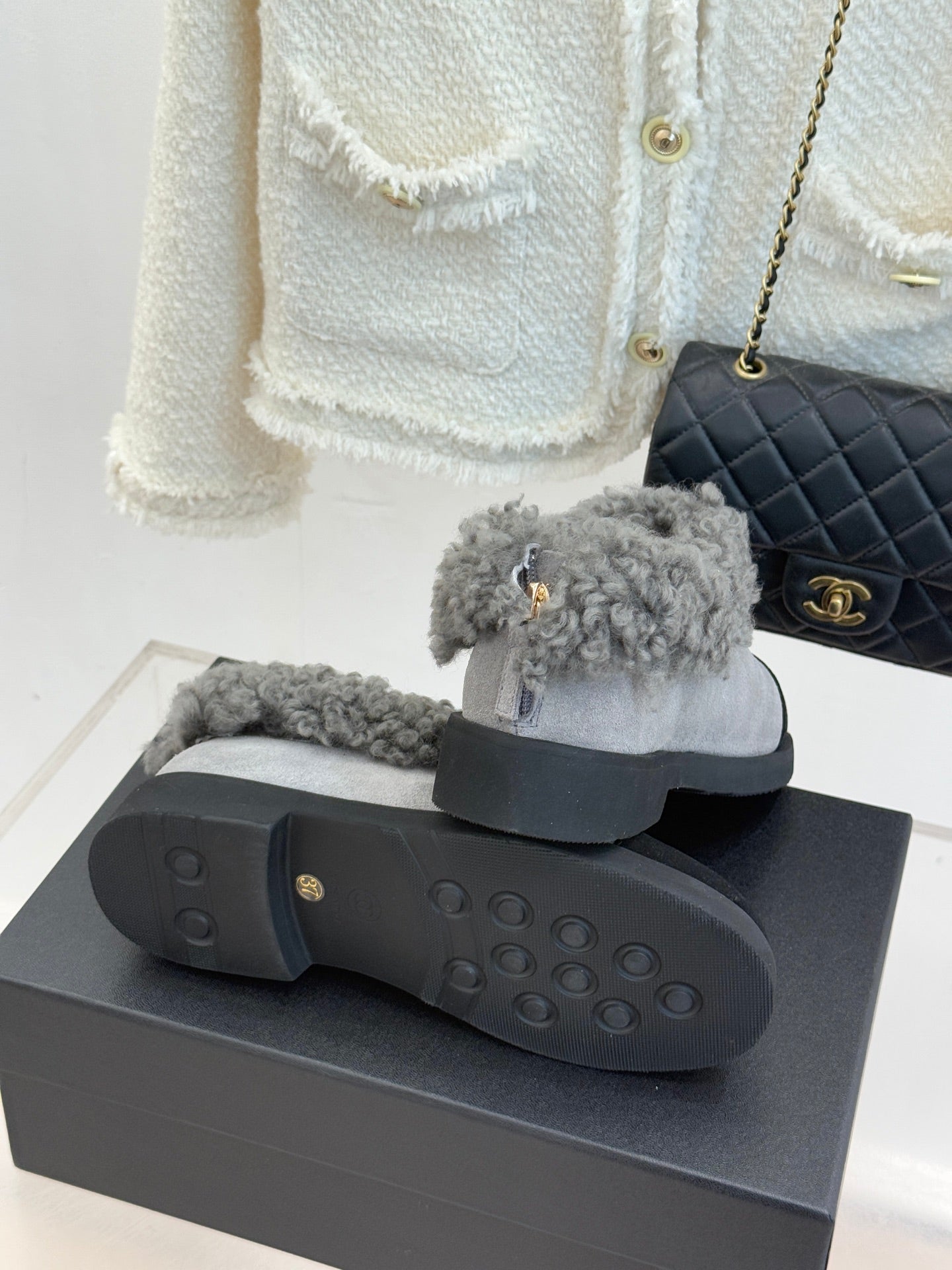 CC 25s  Furry Snow Boots Gray Black Suede Wool 512062