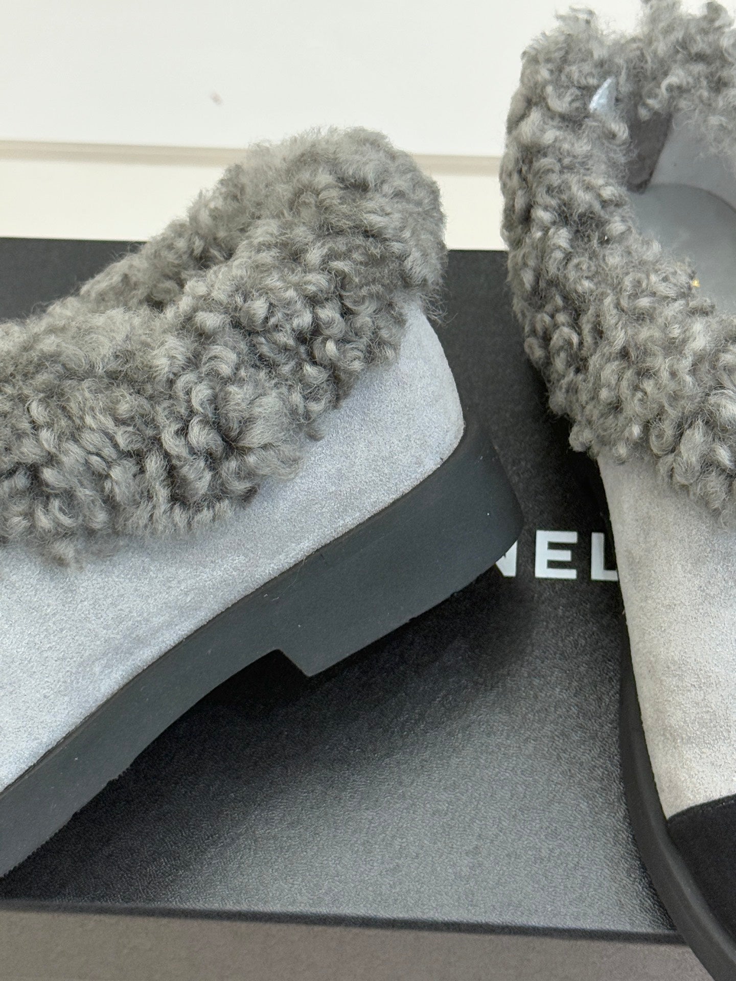 CC 25s  Furry Snow Boots Gray Black Suede Wool 512062