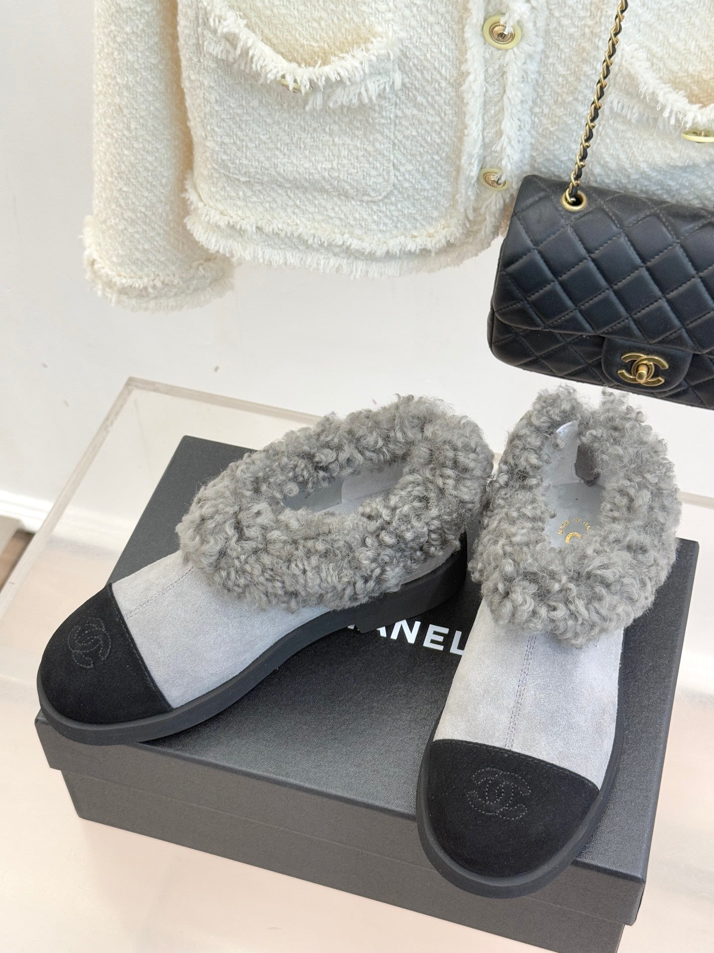 CC 25s  Furry Snow Boots Gray Black Suede Wool 512062