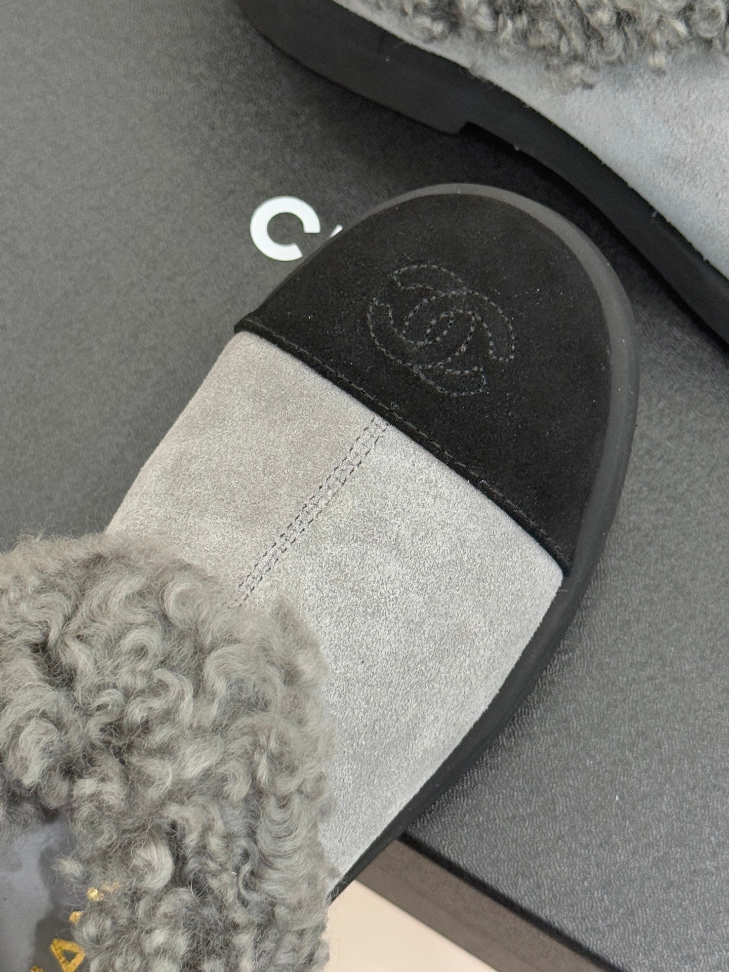 CC 25s  Furry Snow Boots Gray Black Suede Wool 512062