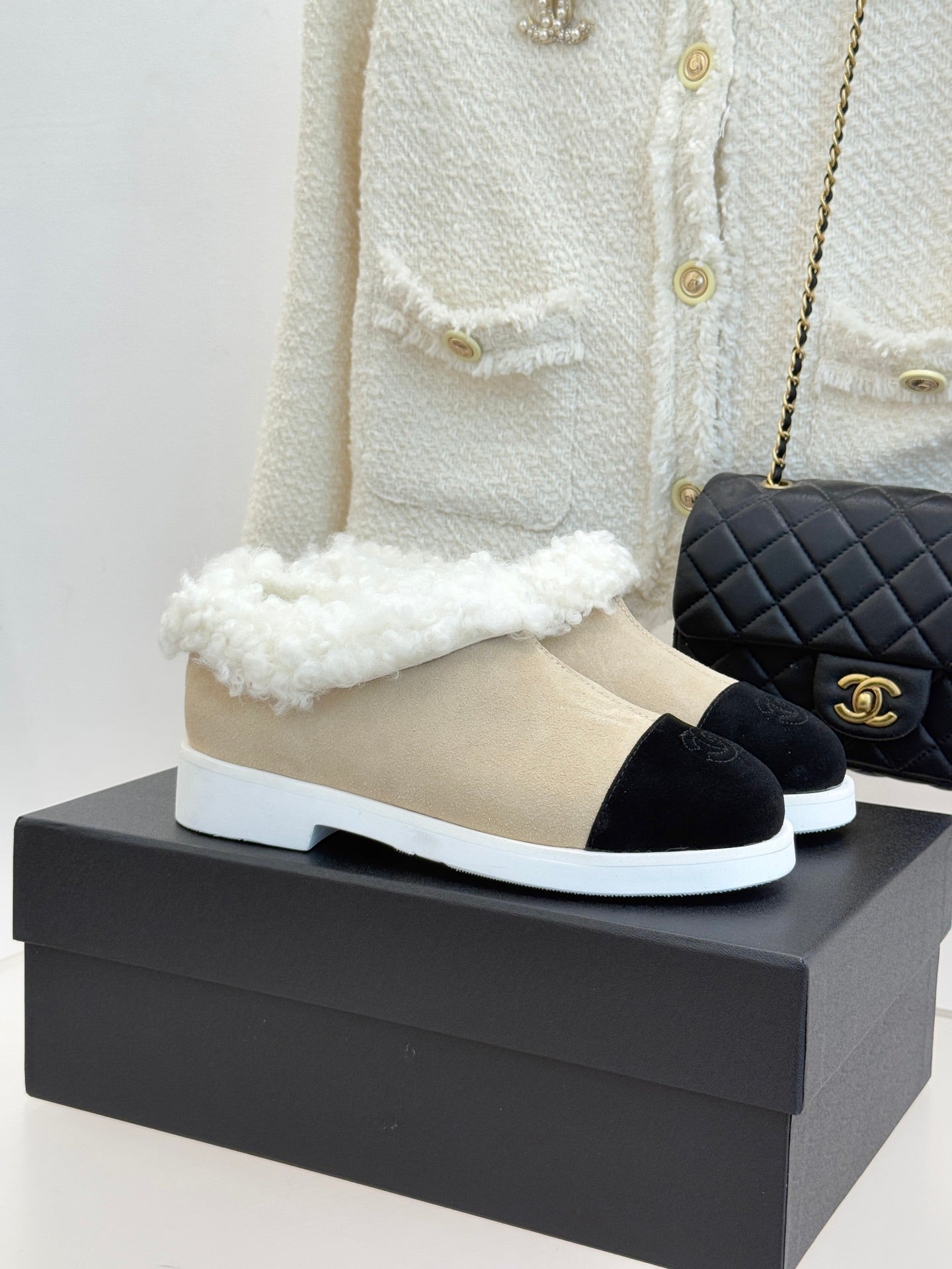 CC 25s  Furry Snow Boots Beige Black Suede Wool 512063