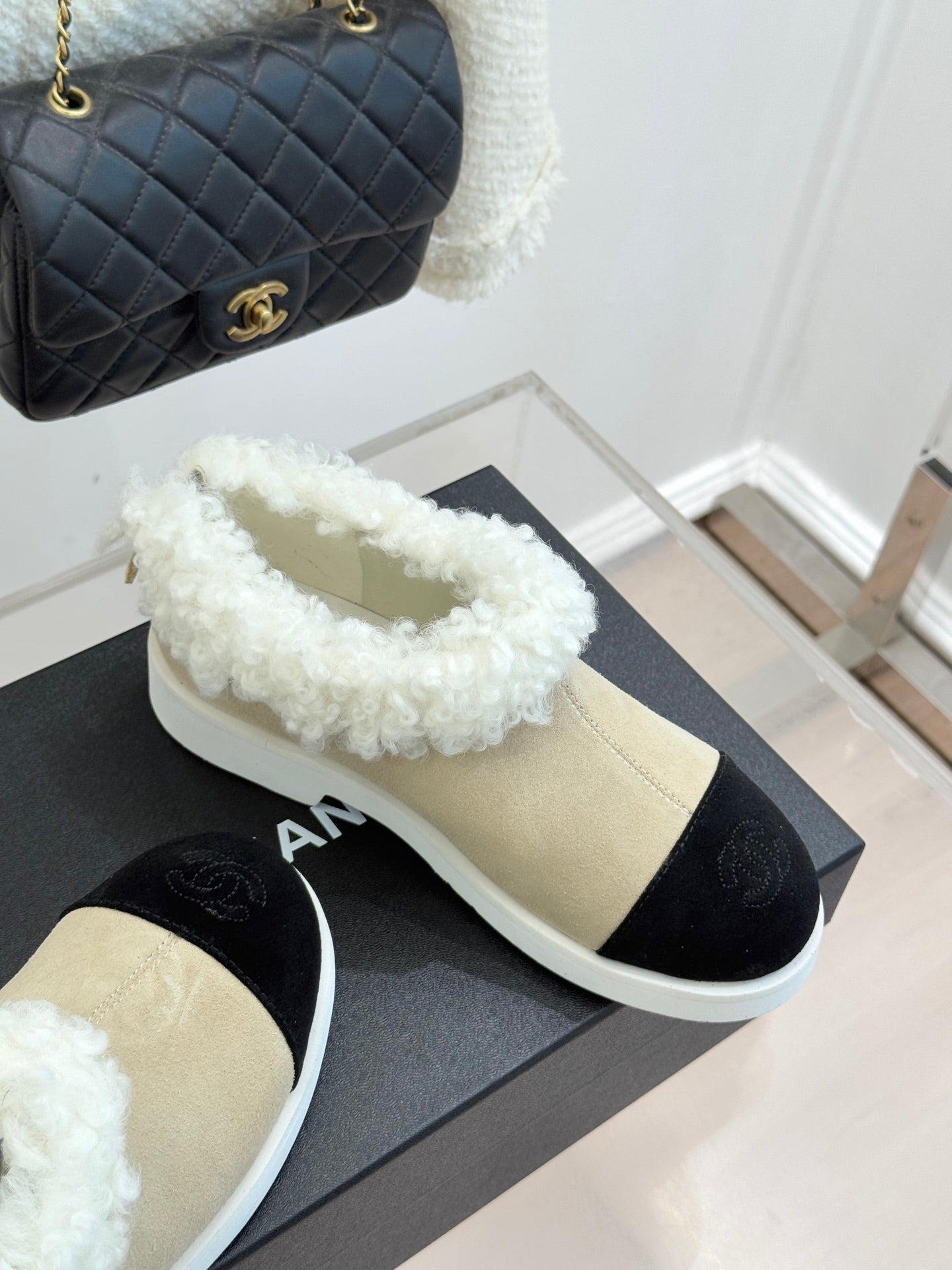 CC 25s  Furry Snow Boots Beige Black Suede Wool 512063