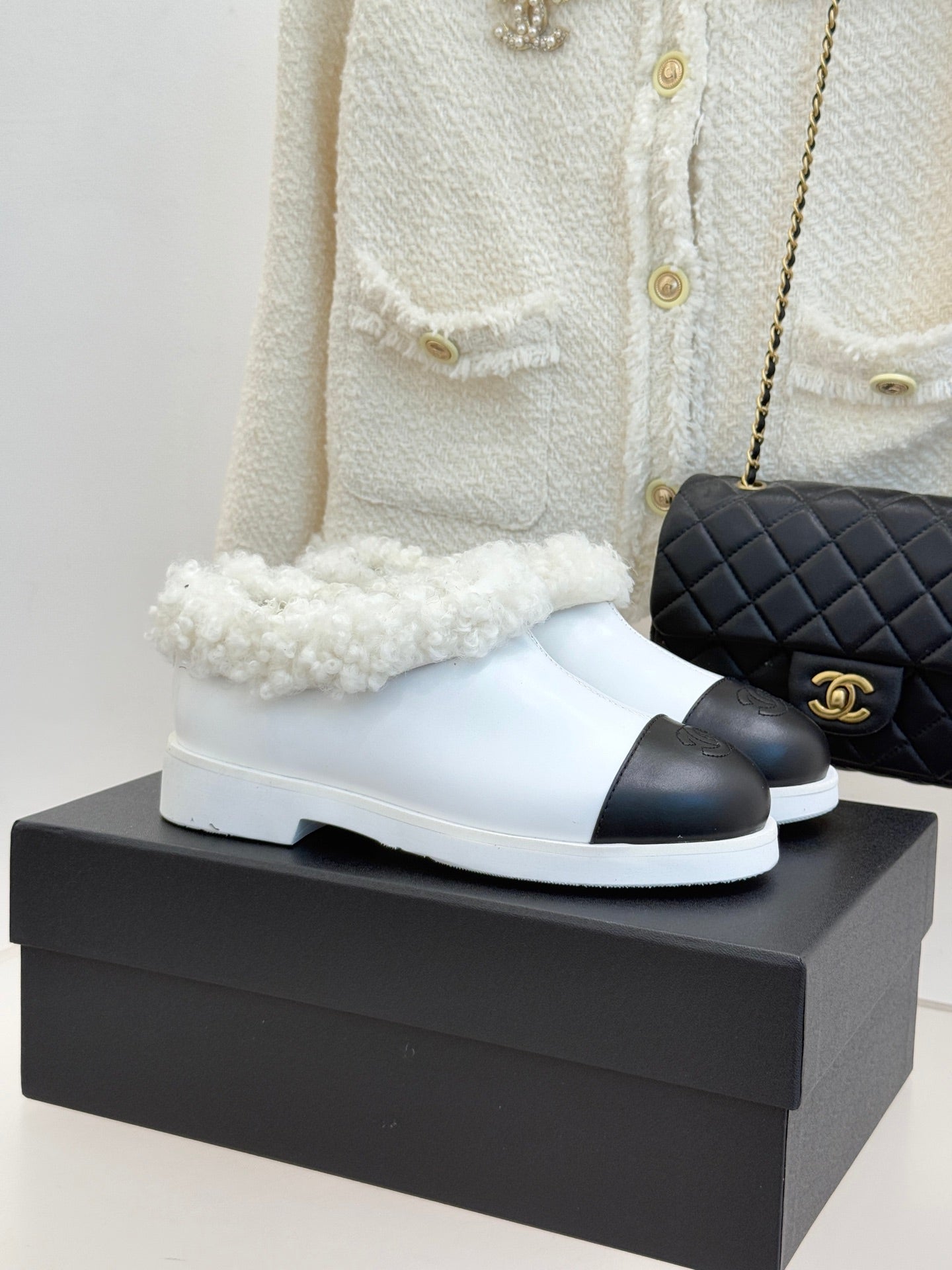 CC 25s  Furry Snow Boots White Black Leather Wool 512065