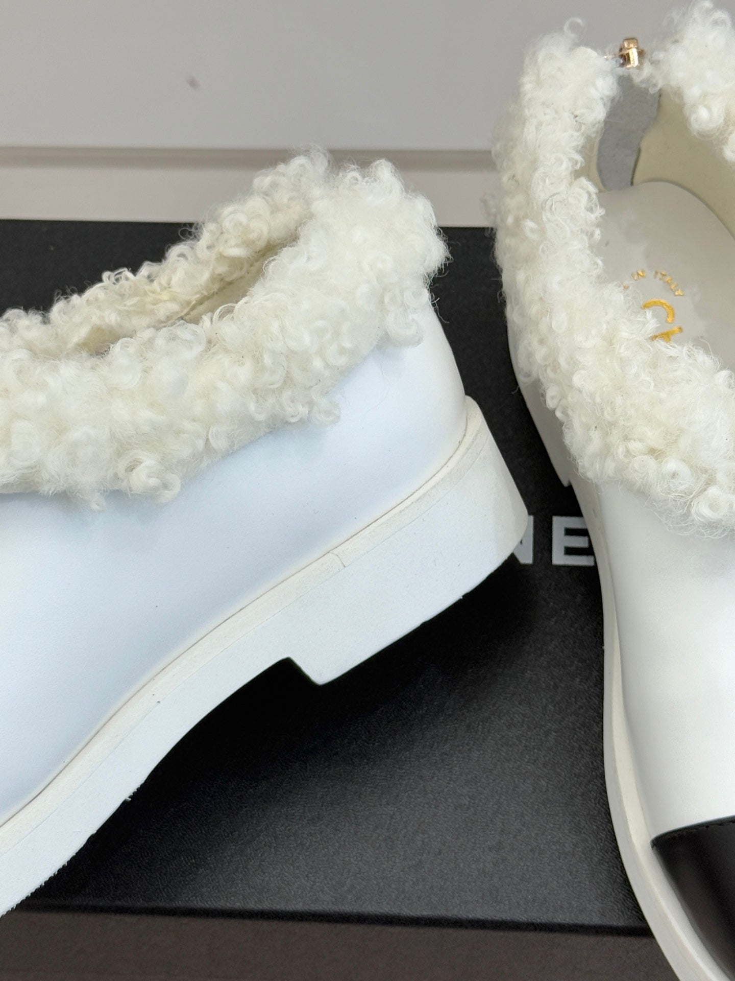 CC 25s  Furry Snow Boots White Black Leather Wool 512065