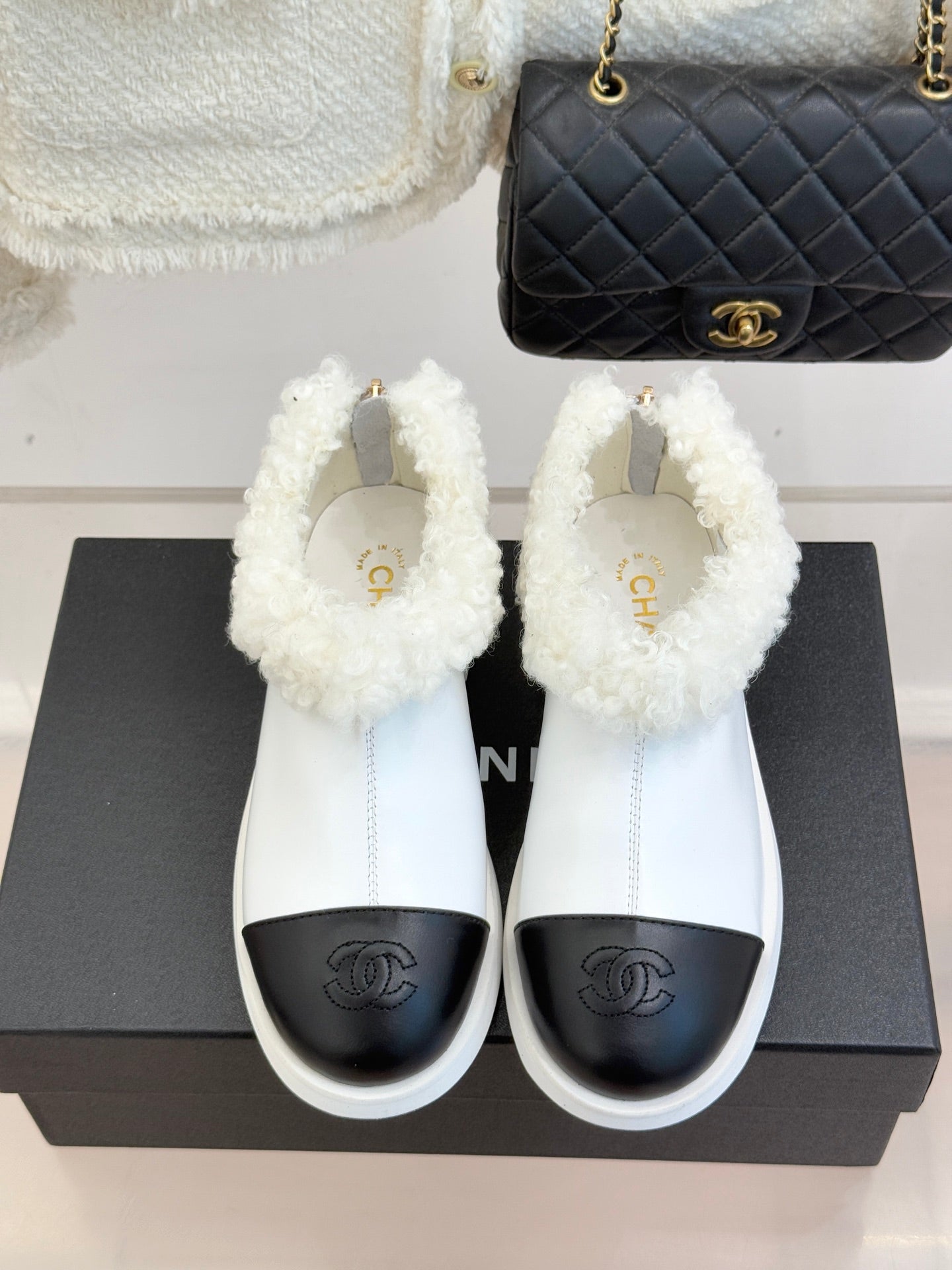 CC 25s  Furry Snow Boots White Black Leather Wool 512065