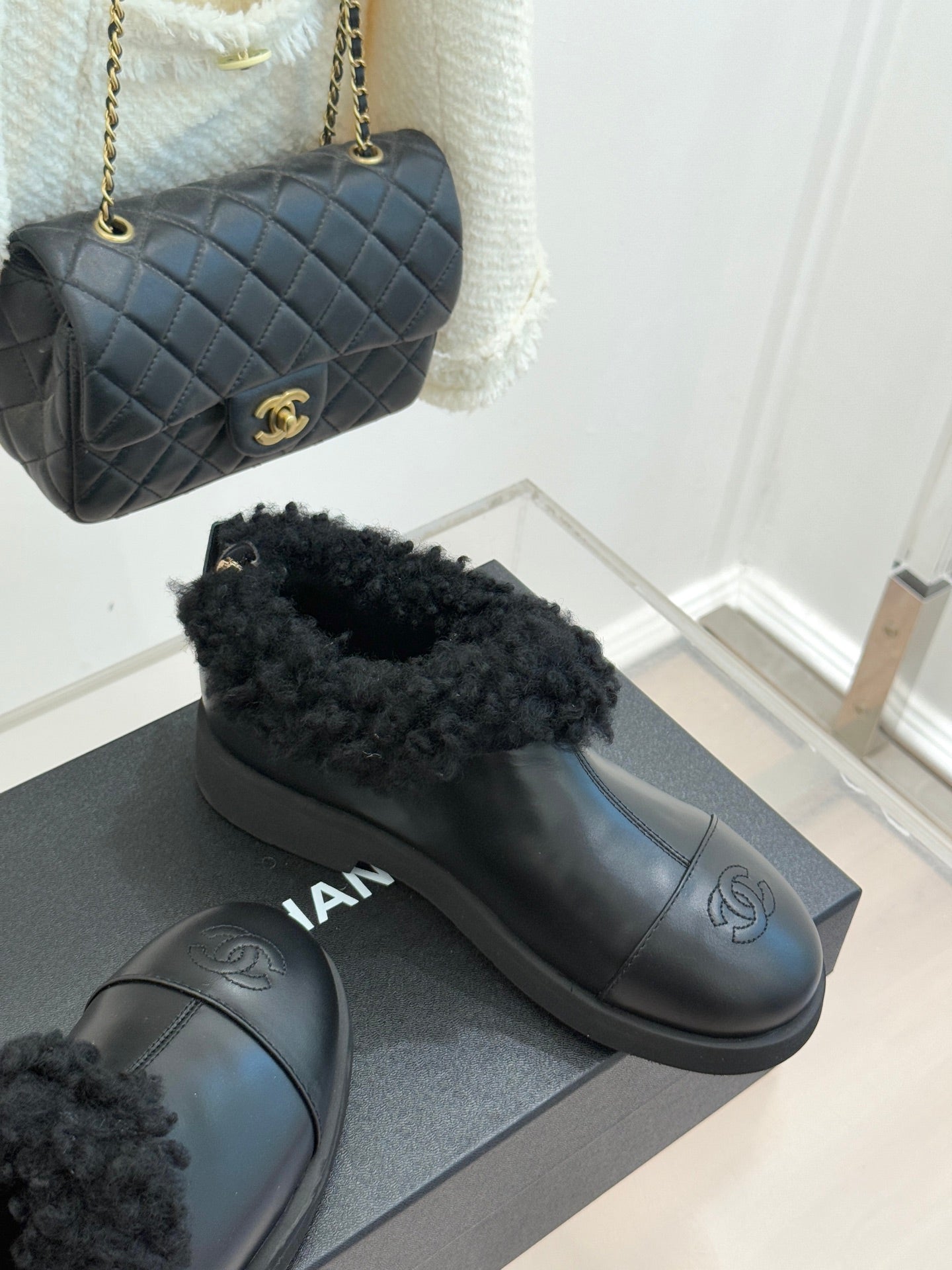 CC 25s  Furry Snow Boots Black Leather Wool 512066
