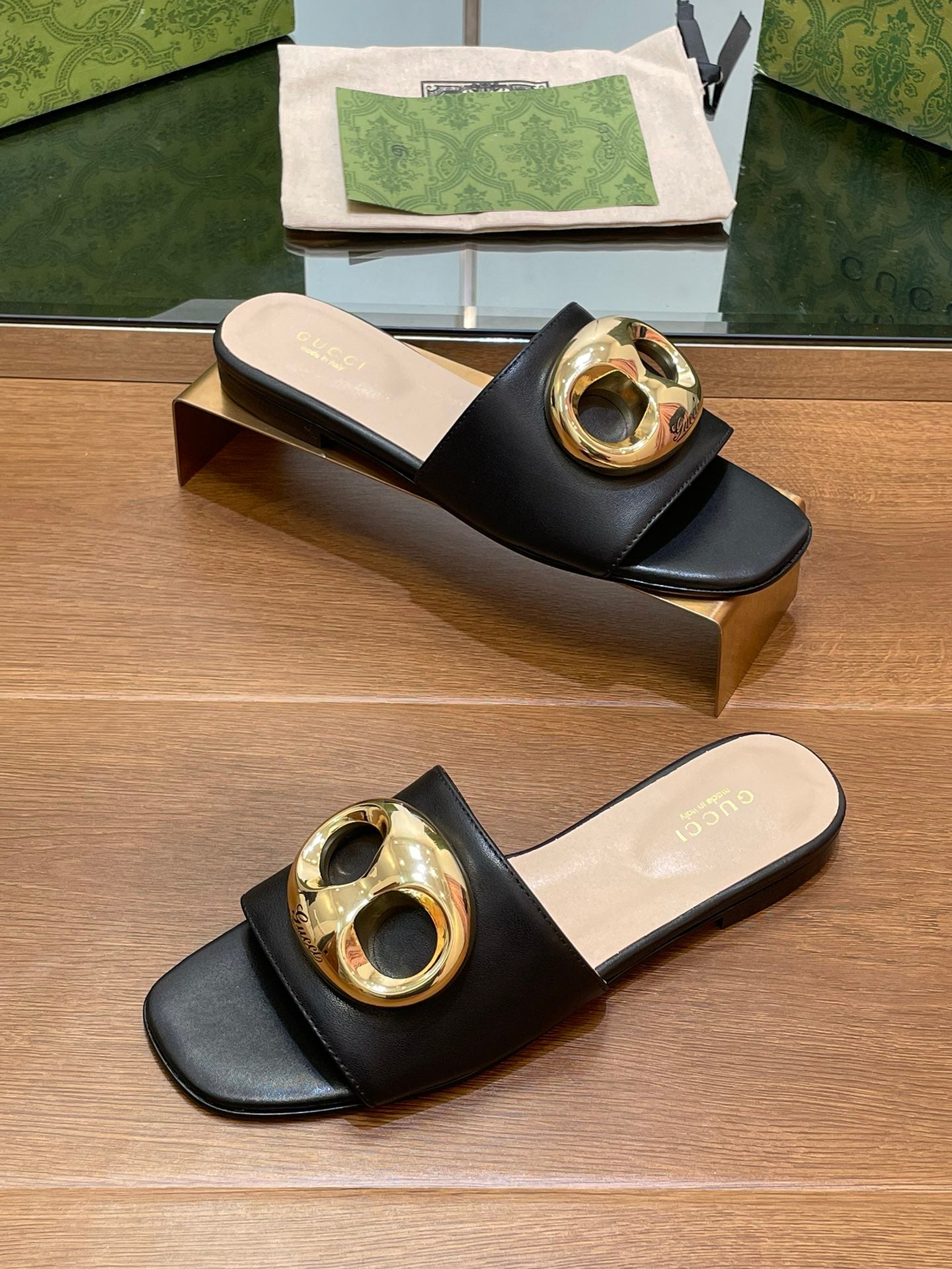 FLAT MULE IN BLACK CALFSKIN