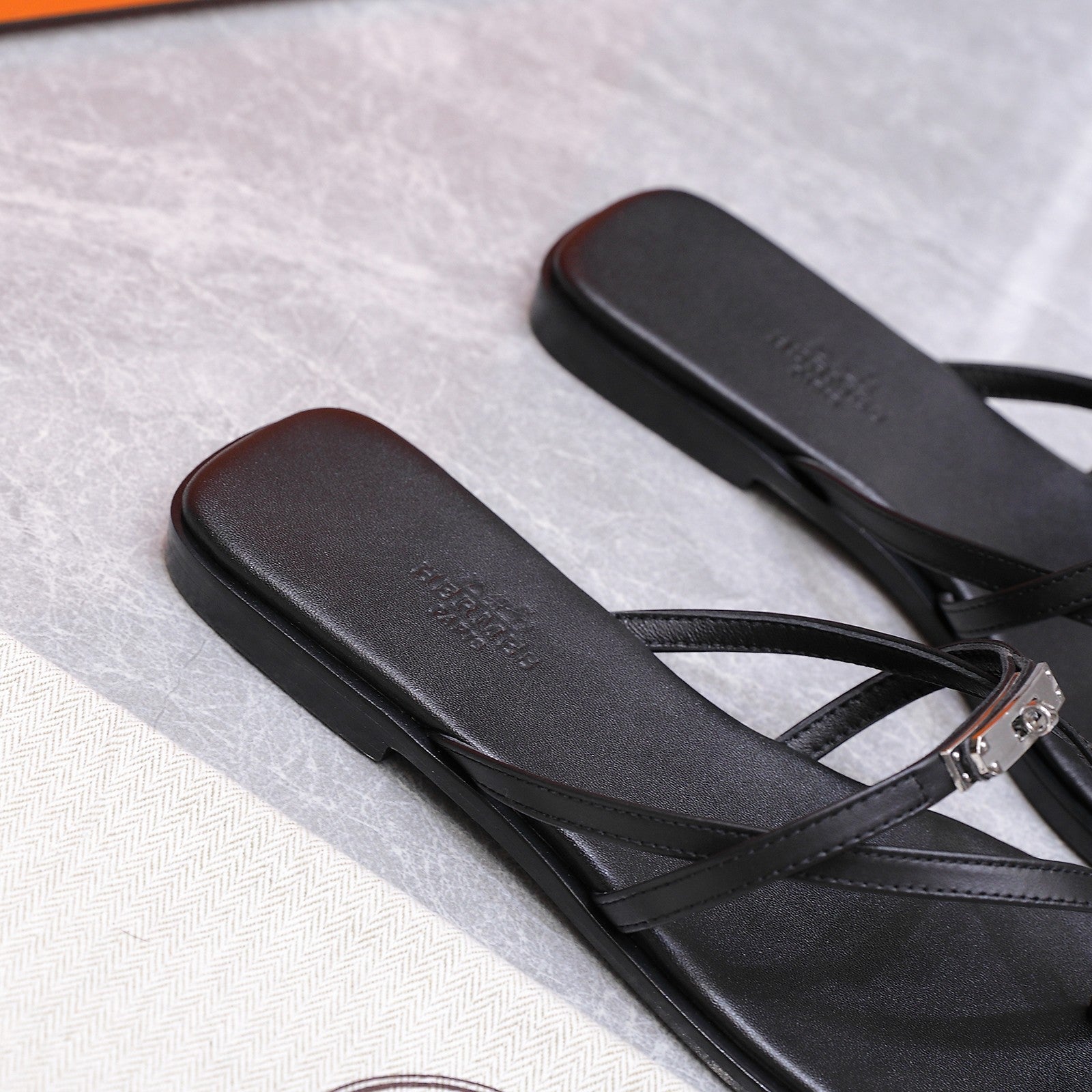 HM 26ss Kelly Sliver Buckle Slipper Black Calfskin 601247