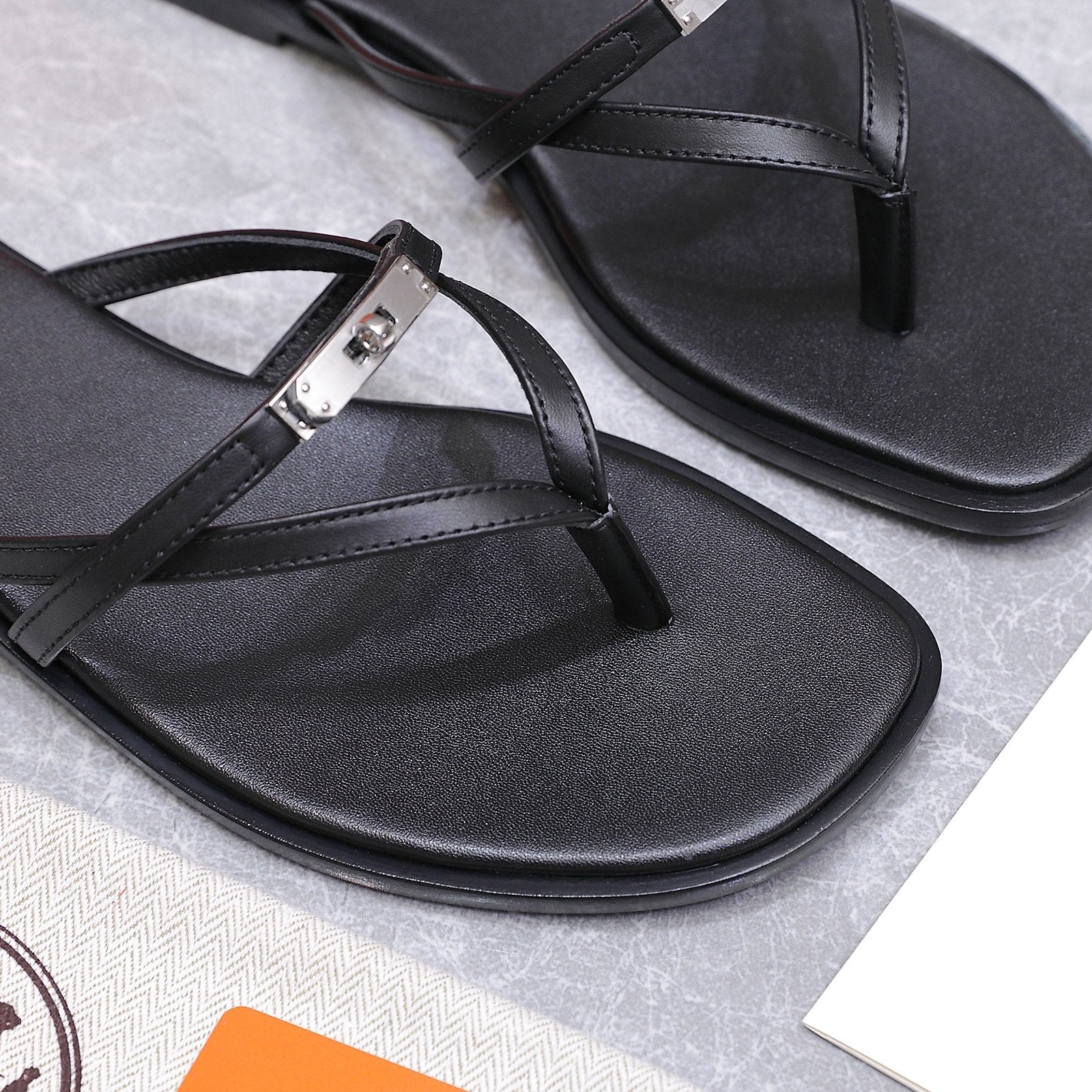 HM 26ss Kelly Sliver Buckle Slipper Black Calfskin 601247