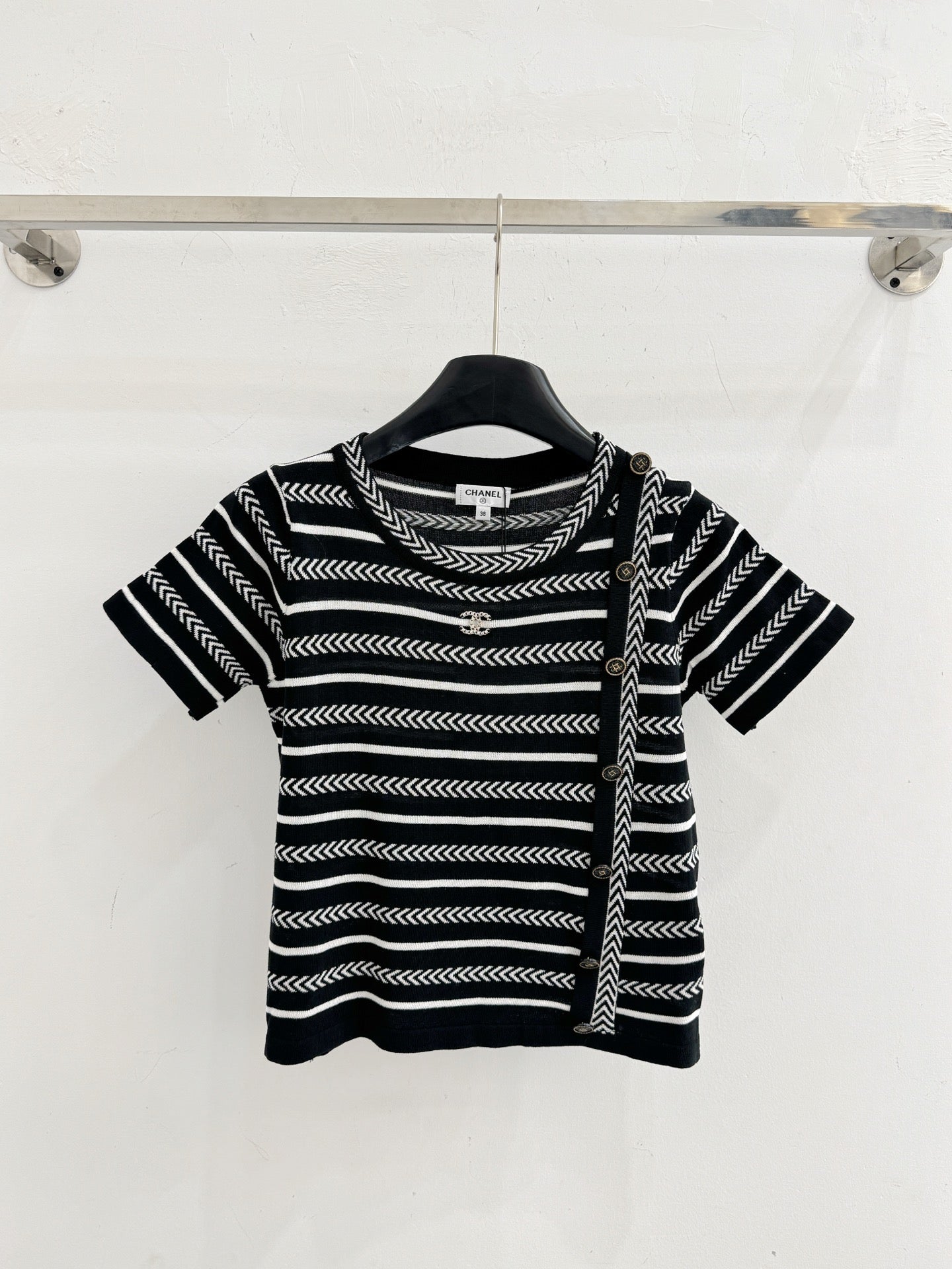 Chanel 2026 Short-Sleeve Top with Stylish Button Decorations Cotton 327103