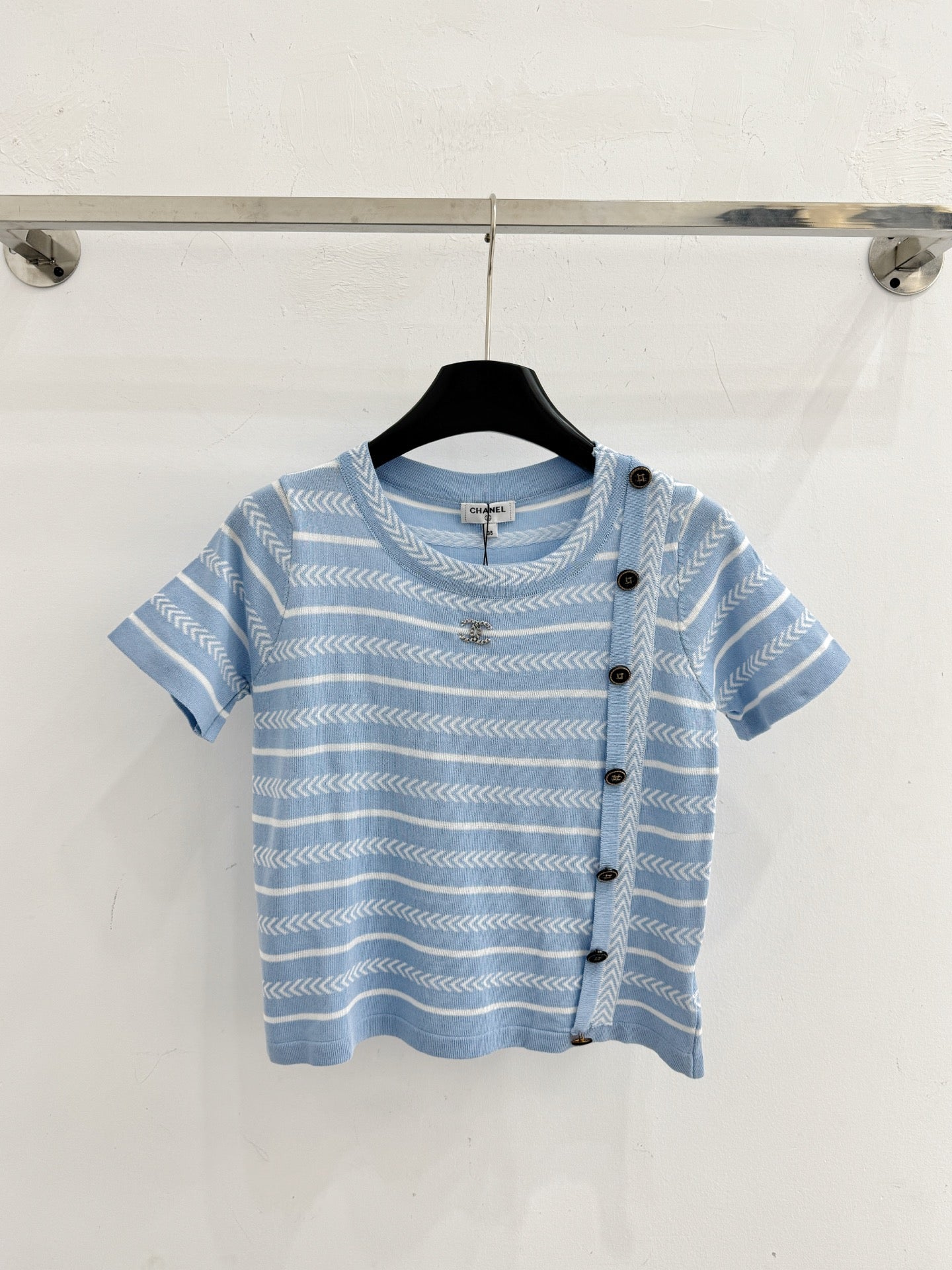 Chanel 2026 Short-Sleeve Top with Stylish Button Decorations Cotton 327103