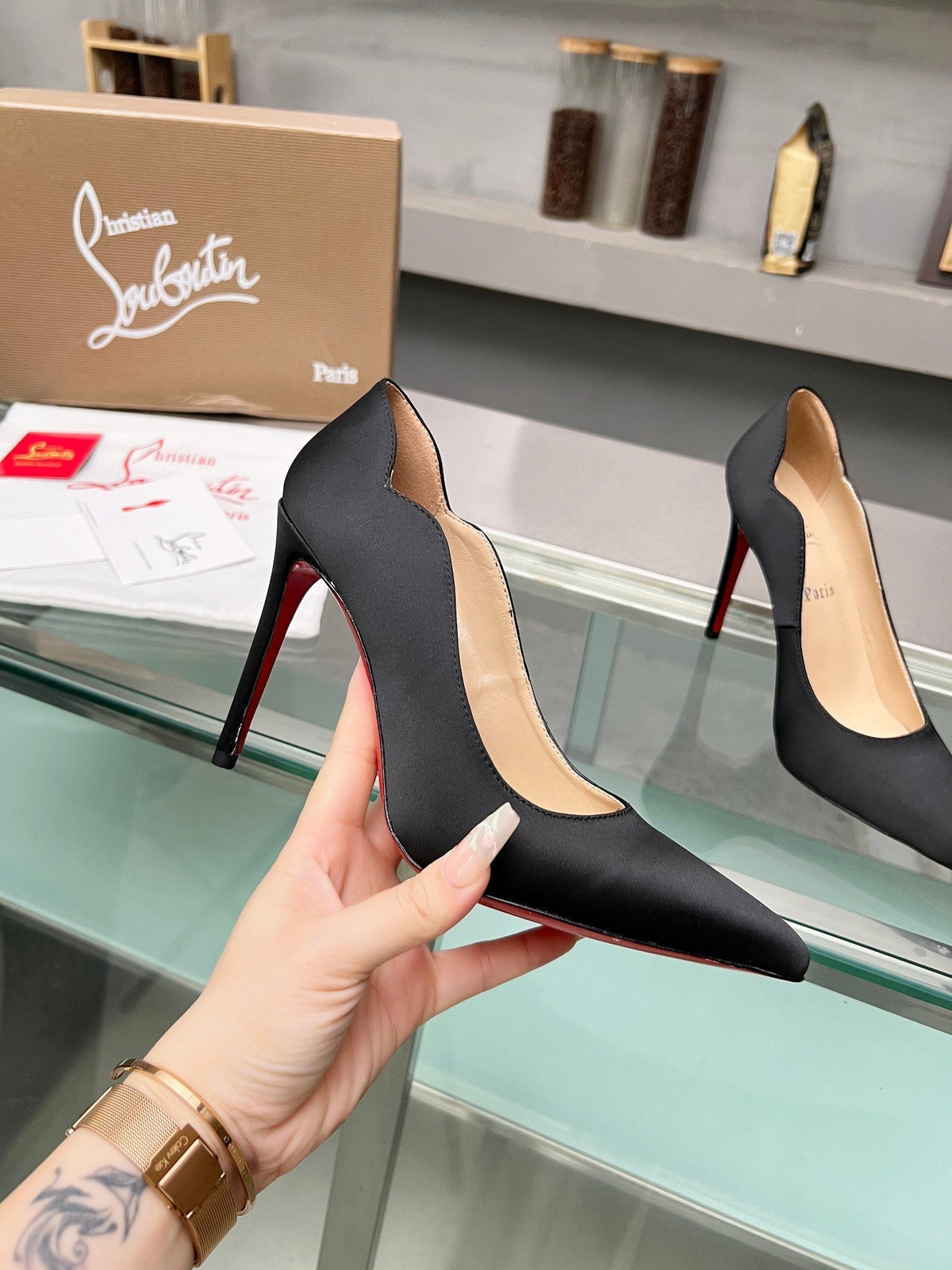 CL Hot Chick Pumps 100mm Crepe Satin Black