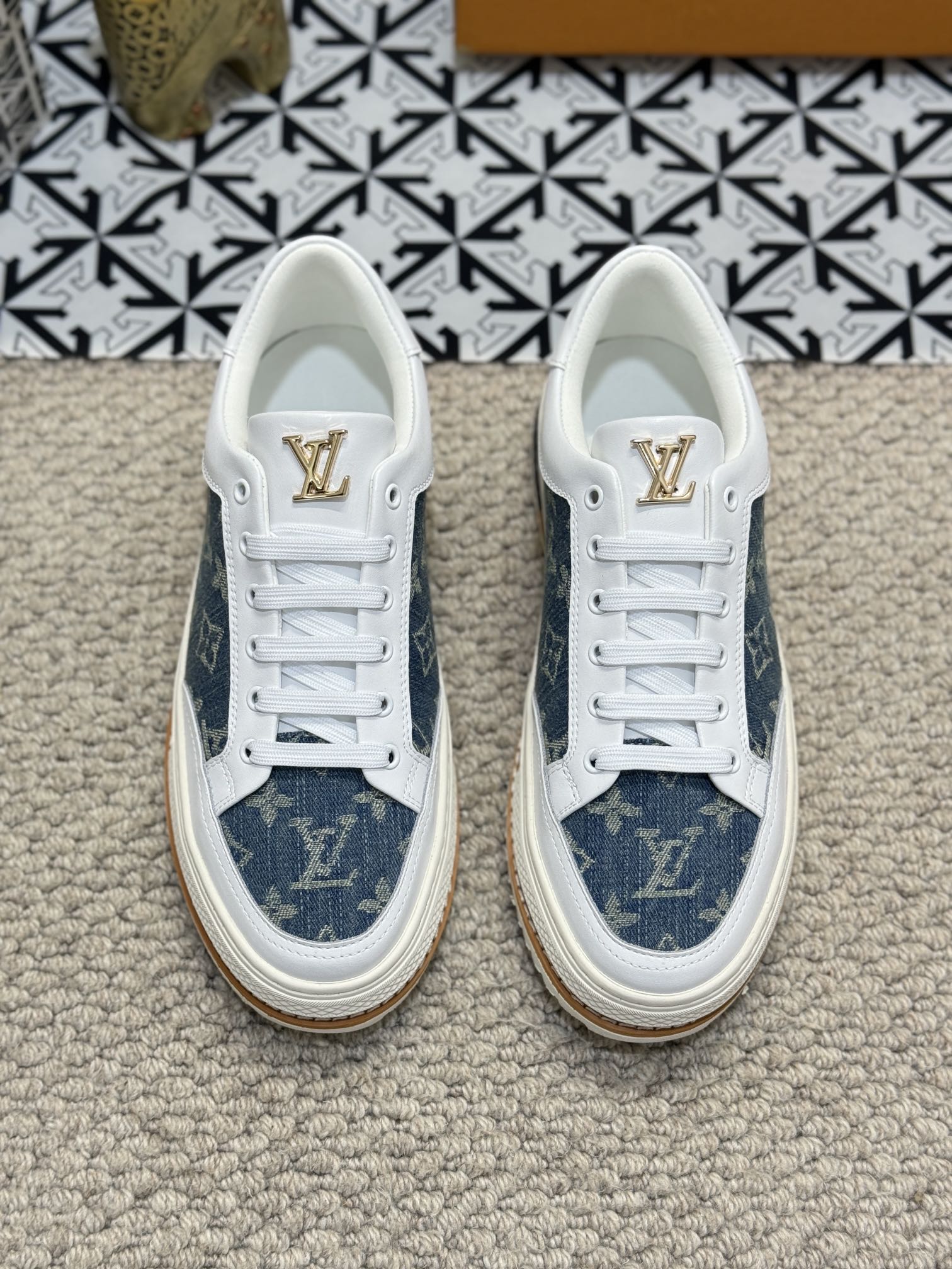 LV TRAINERS IN WHITE CALFSKIN AND BLUE DENIM JACQUARD