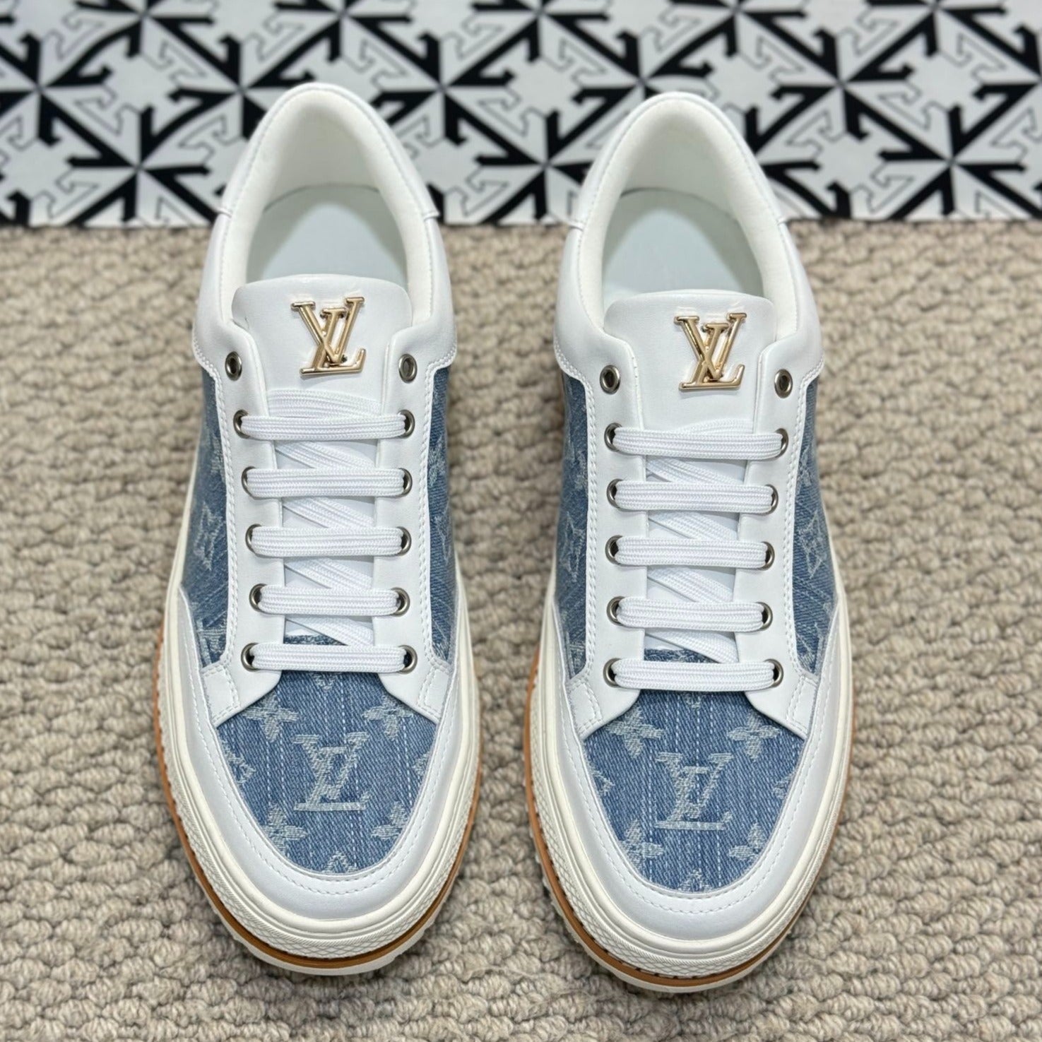LV TRAINERS IN WHITE CALFSKIN AND SAPPHIRE BLUE JACQUARD