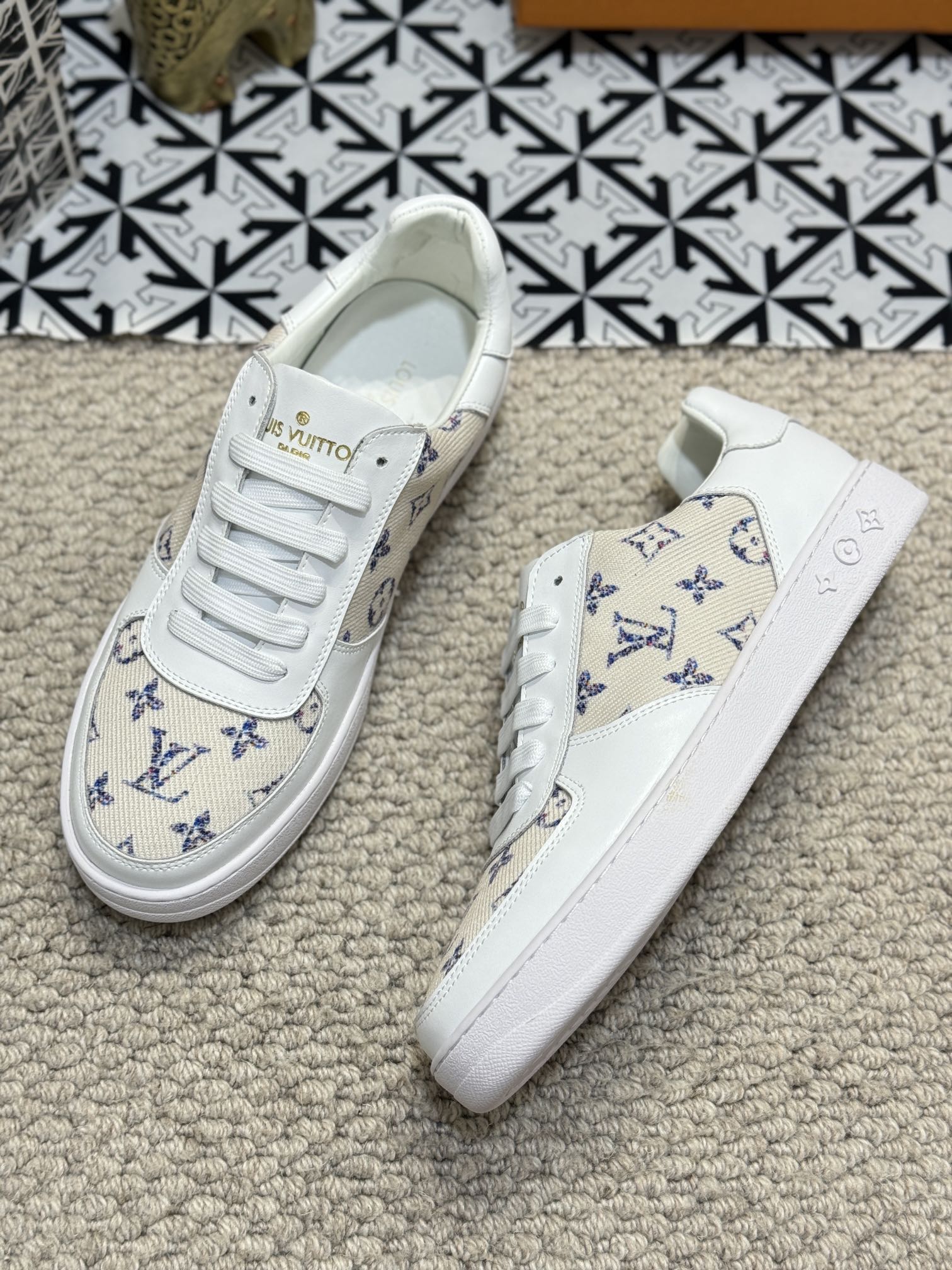 LV TRAINER SNEAKER WHITE CALFSKIN AND CAMEL BEIGE MONOGRAM CANVAS
