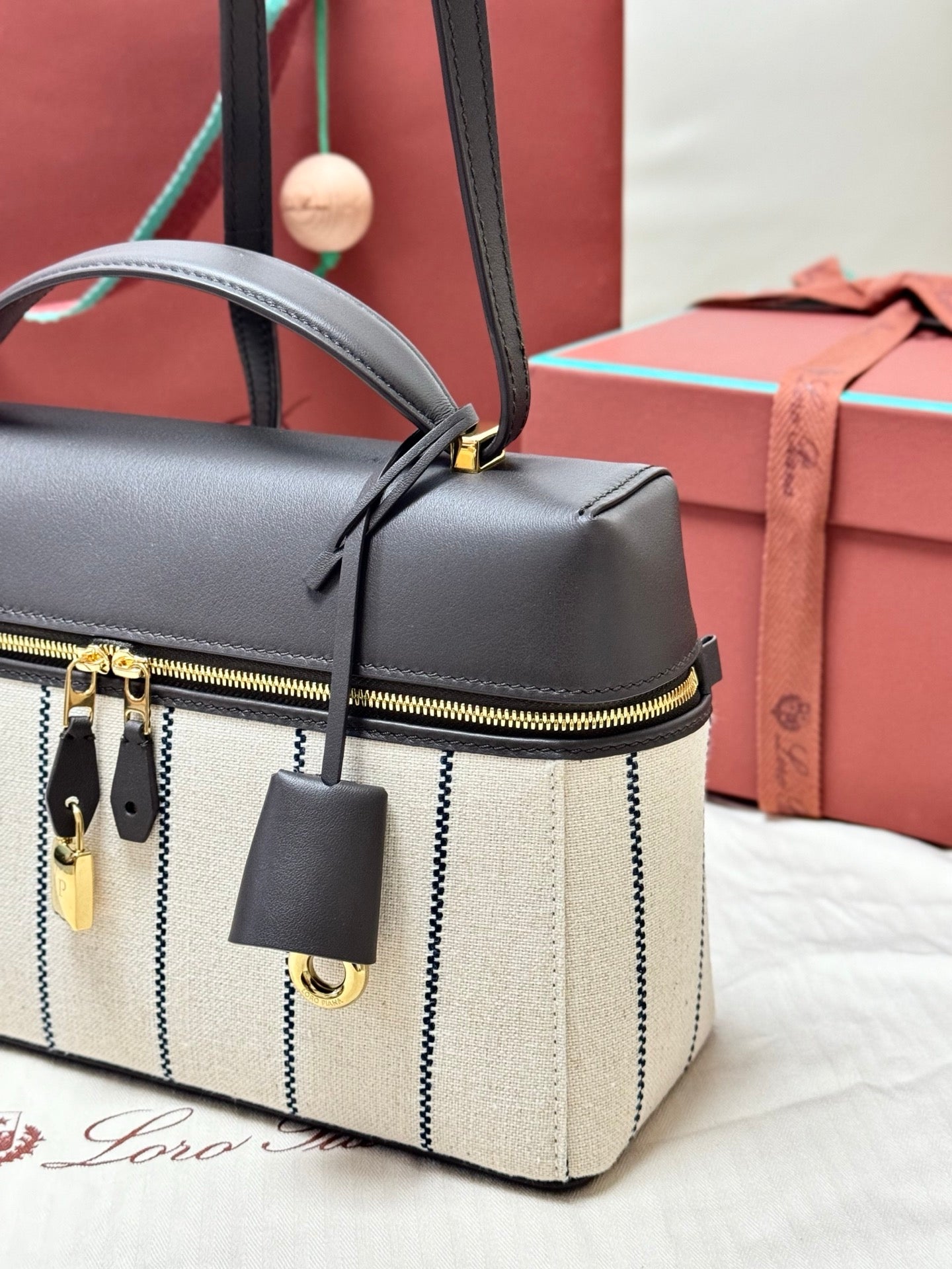 LP 2026 Extra Bag L27 Dark Chocolate Licorice/Sun Gold Cotton Leather