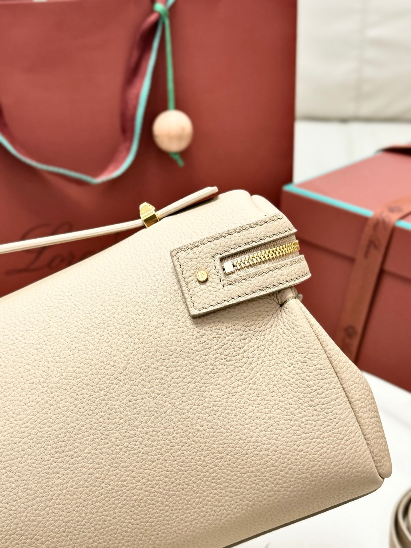 LP 2026 Extra Softy Bag L33 Beige /Sun Gold Grained Calfskin