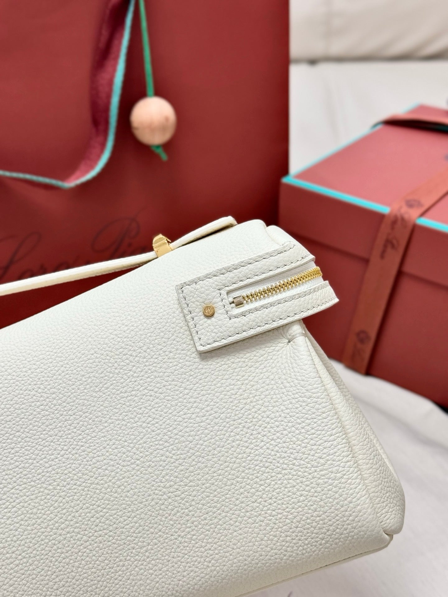 LP 2026 Extra Softy Bag L33 Off-white /Sun Gold Grained Calfskin