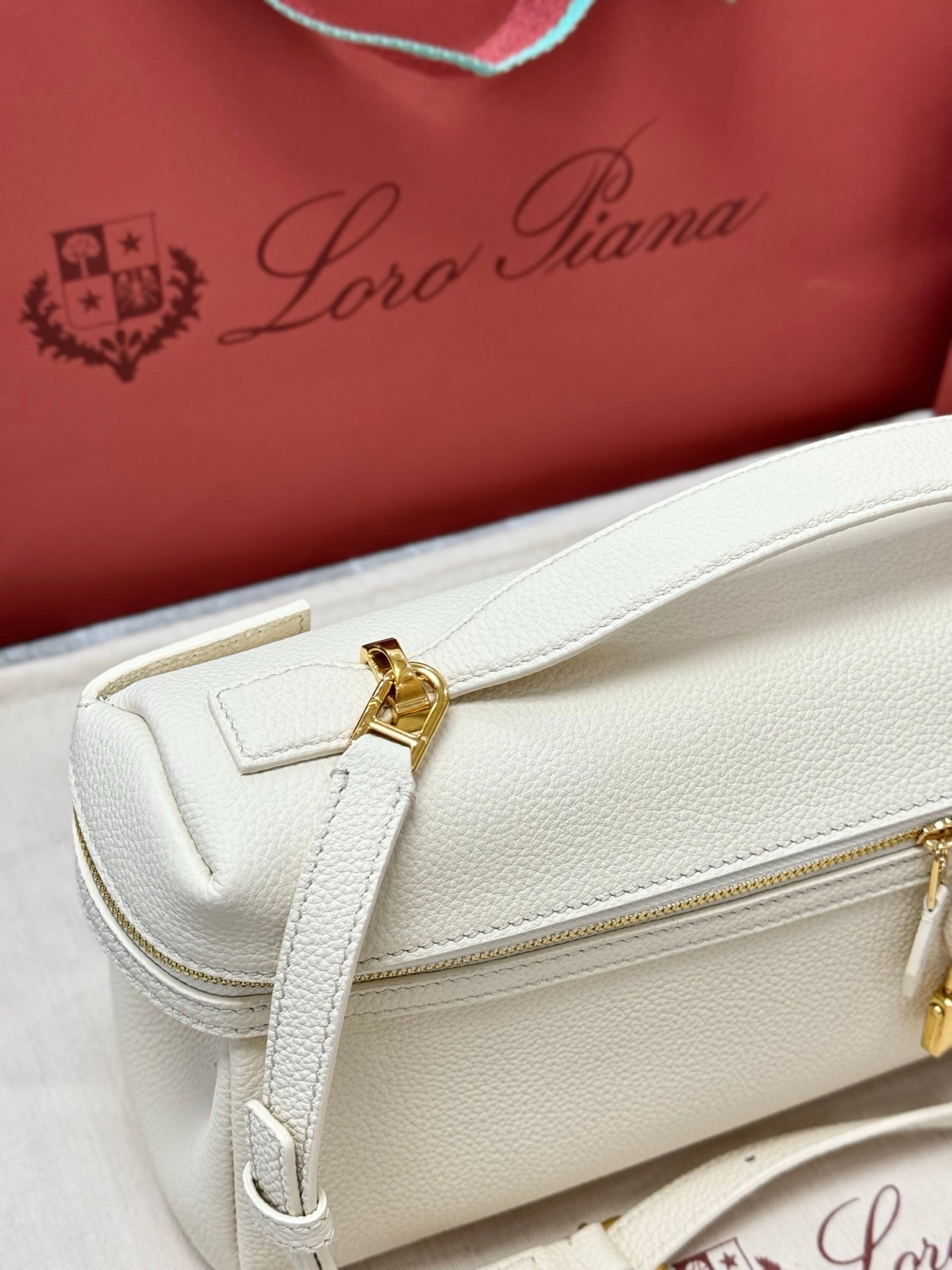 LP 2026 Extra Softy Bag L33 Off-white /Sun Gold Grained Calfskin