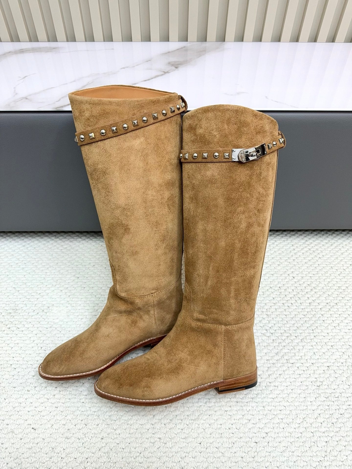 HM 25ss Kelly Buckle Riding Boots Brown Suede 576116