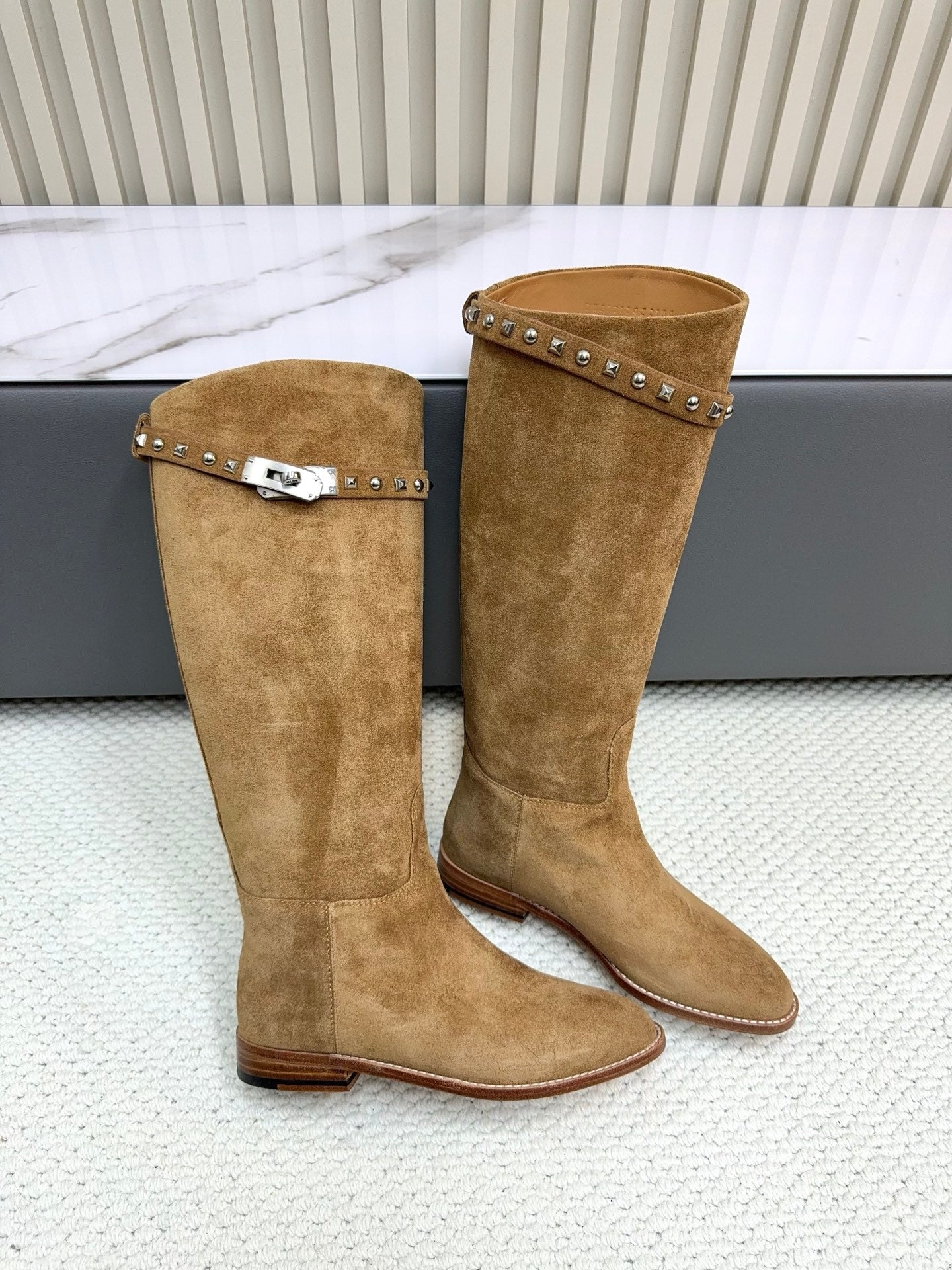 HM 25ss Kelly Buckle Riding Boots Brown Suede 576116